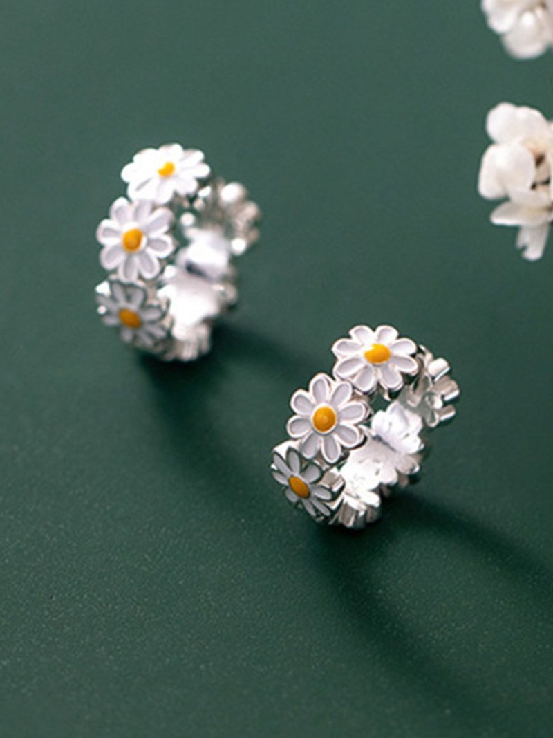 Coo+i/(W)ホワイトデイジーフープピアス スレンダー アクセサリー・腕時計 ピアス シルバー