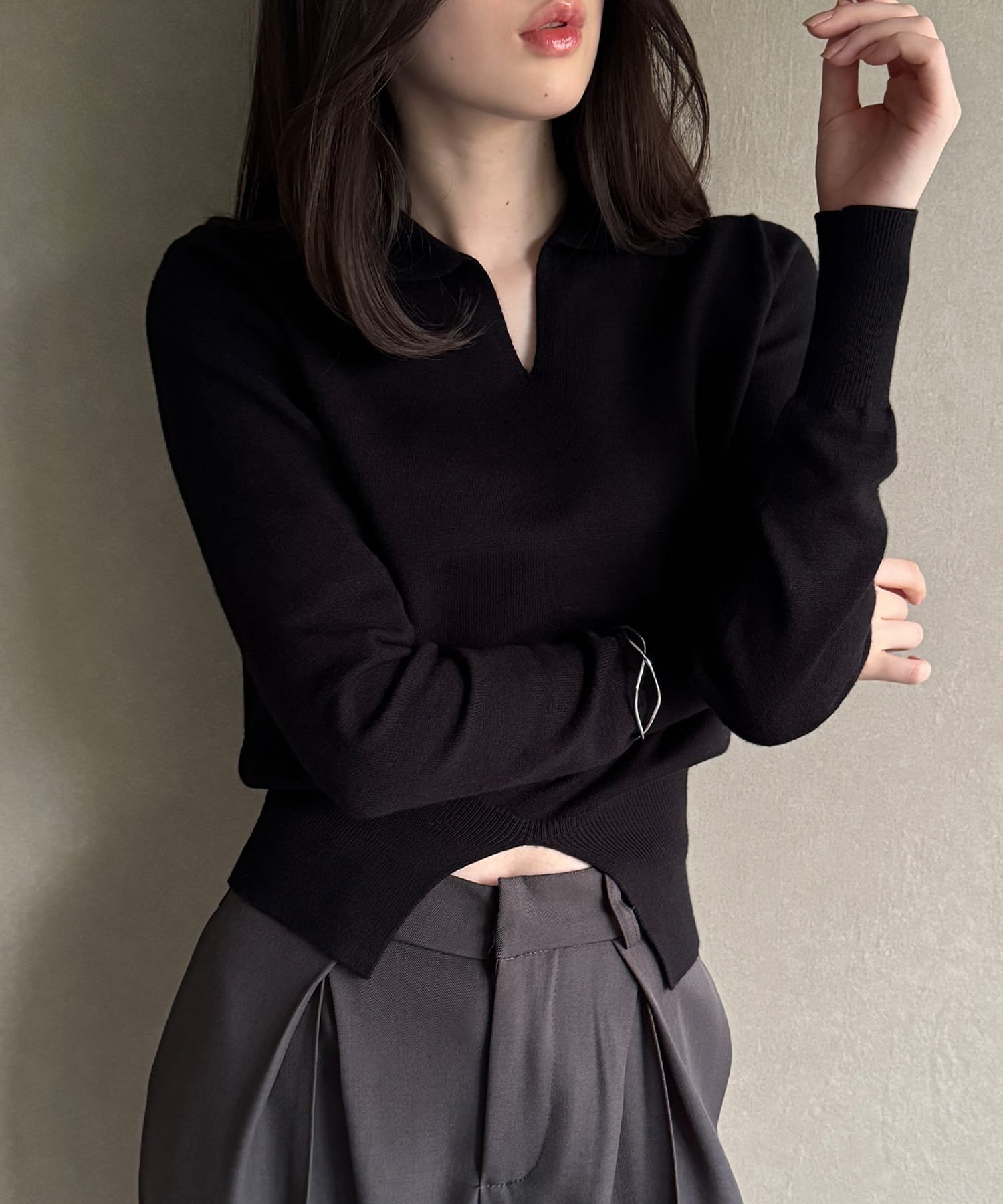 【SALE／35%OFF】JUNOAH センタースリット襟付きニットプルオーバー ジュノア トップス ニット グレー ブラックのサムネイル