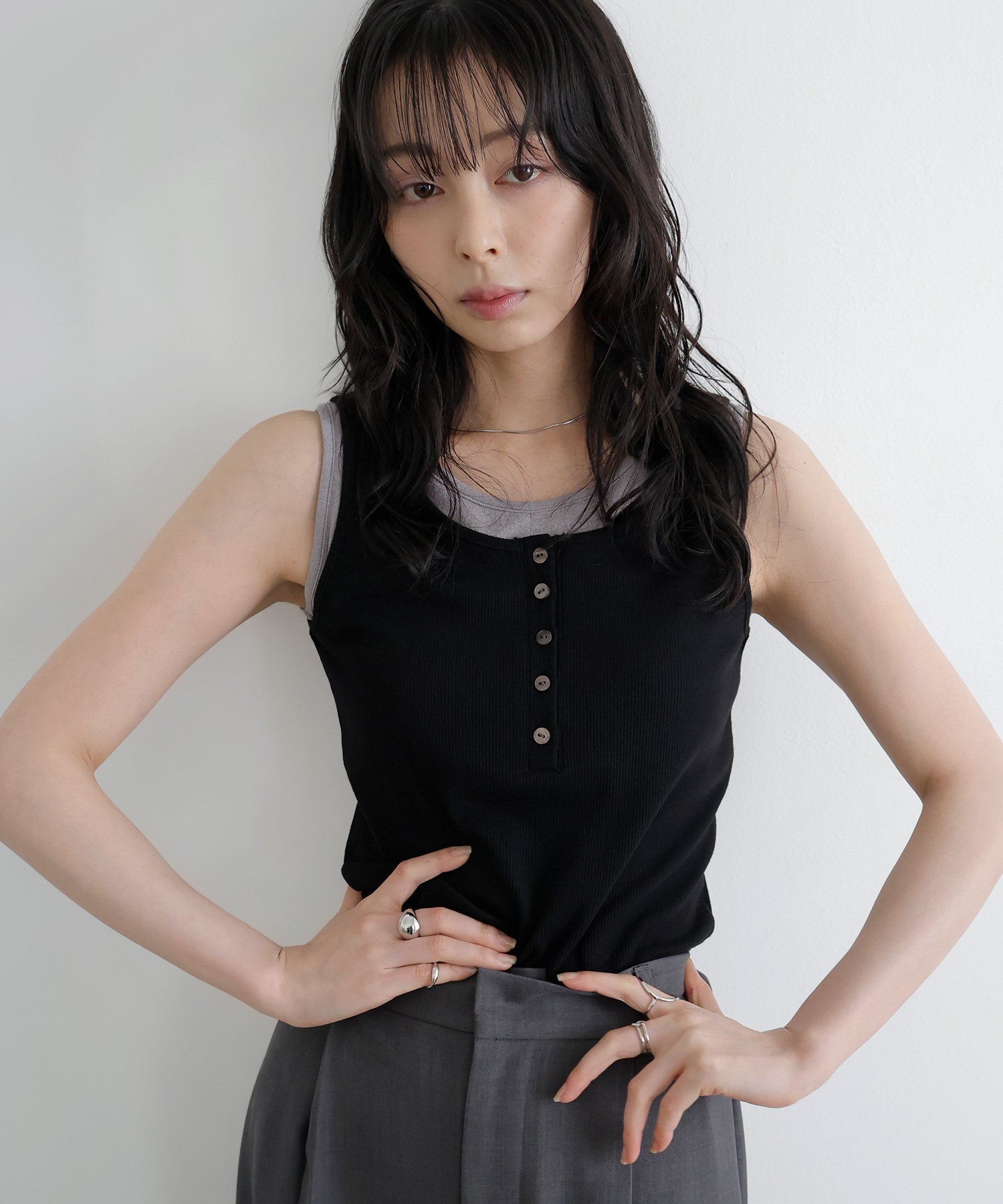 LIAN ヘンリーネックカップ付きレイヤードタンク リアン トップス ノースリーブ・タンクトップ グレー ブラック ブラウン