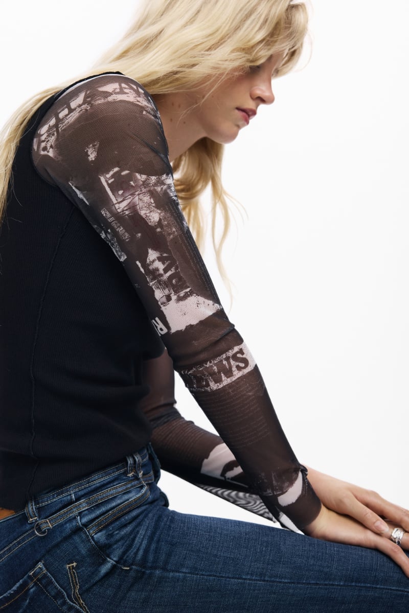 ニュースペーパープリント チュール袖カットソー デシグアル トップス カットソー・Tシャツ ブラック
