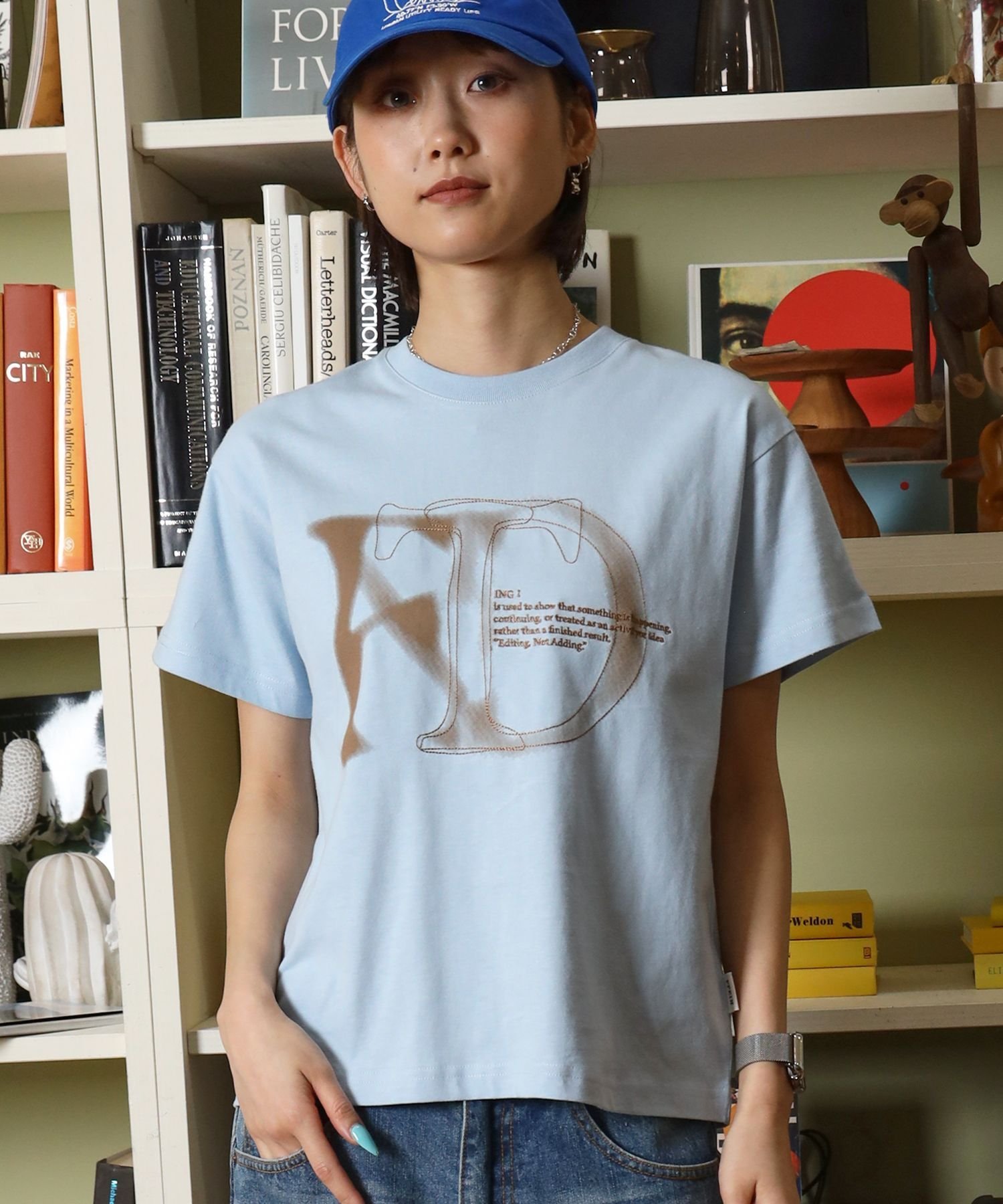 FFEIN 【FFEIN(フェイン)】ぼかしロゴショート丈Tシャツ / Tシャツ クルーネック 半袖 刺繍 プリント 【短丈】 ナバル トップス カットソー・Tシャツ グレー ブラウン ブルー