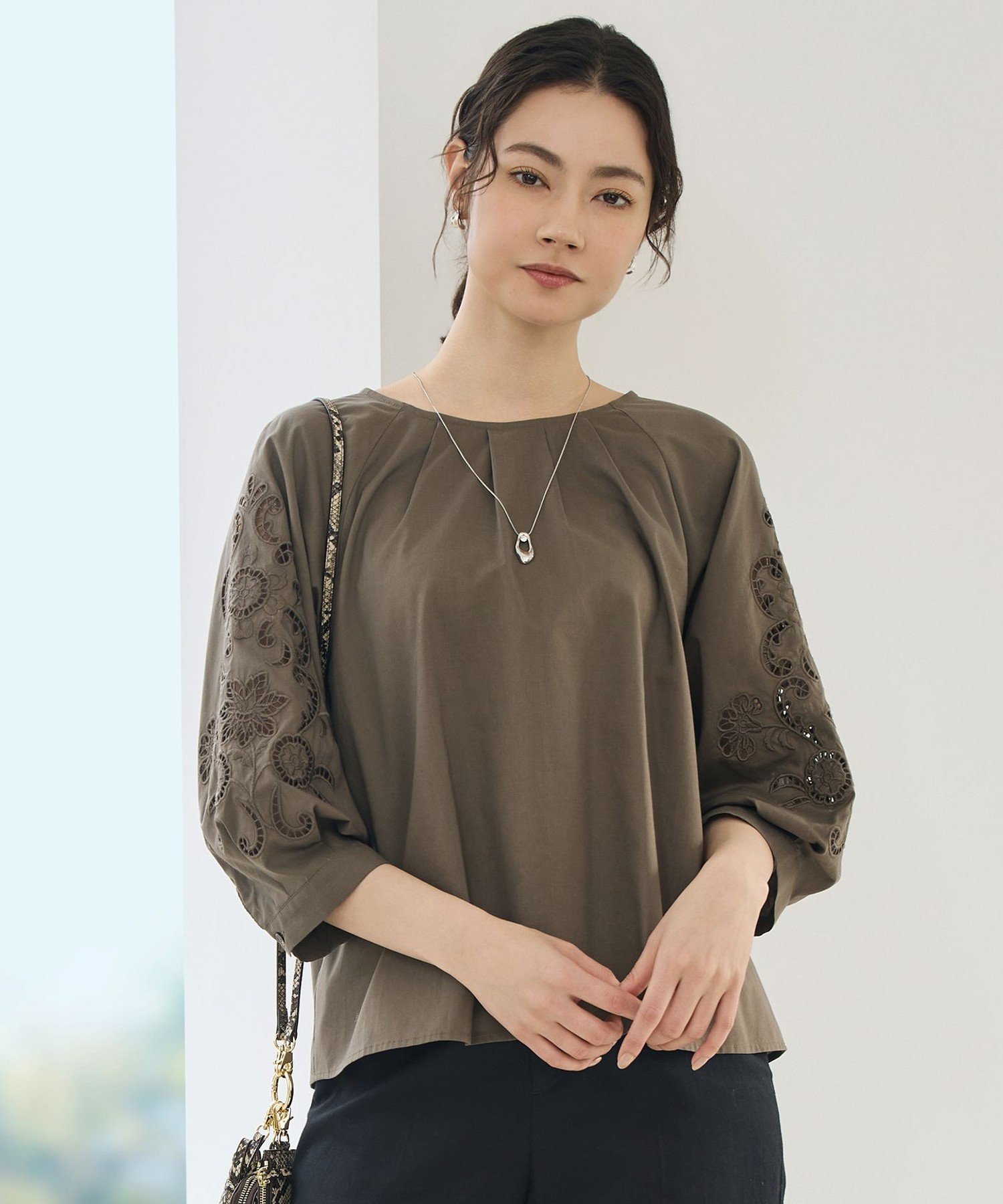 自由区 L 【SHIHOさん着用】エンブロイダリーブロードパフスリーブ ブラウス ジユウク トップス シャツ・ブラウス ホワイト カーキグリーン