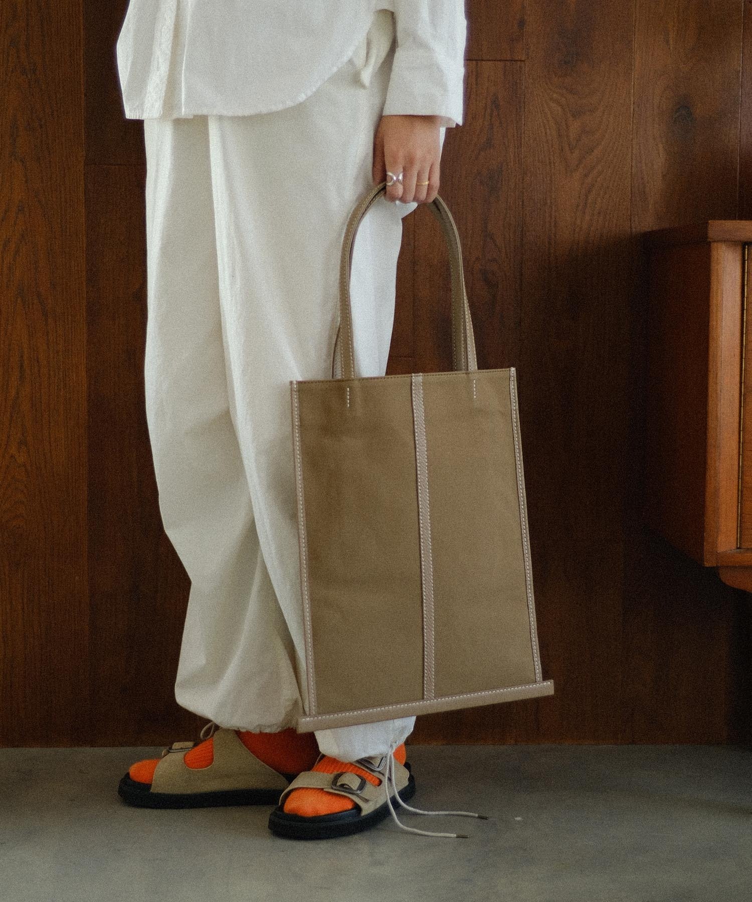 KATHARINE HAMNETT LONDON KATHARINE HAMNETT LONDON/(U)STITCHED COMBI TOTE リバースプロジェクトストア バッグ トートバッグ ベージュ ブラック【送料無料】