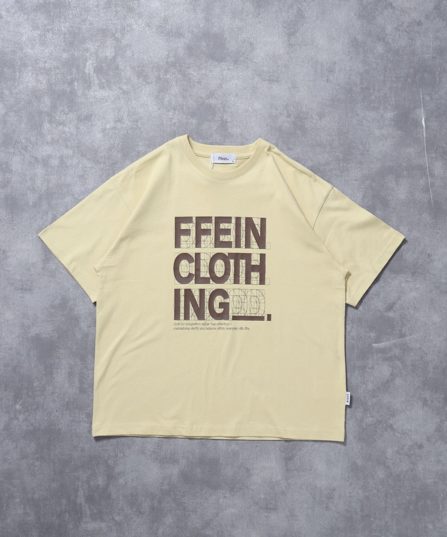 FFEIN 【FFEIN(フェイン)】線画グラフィックロゴショート丈Tシャツ / Tシャツ クルーネック 半袖 プリント 【短丈】 ナバル トップス カットソー・Tシャツ ネイビー レッド