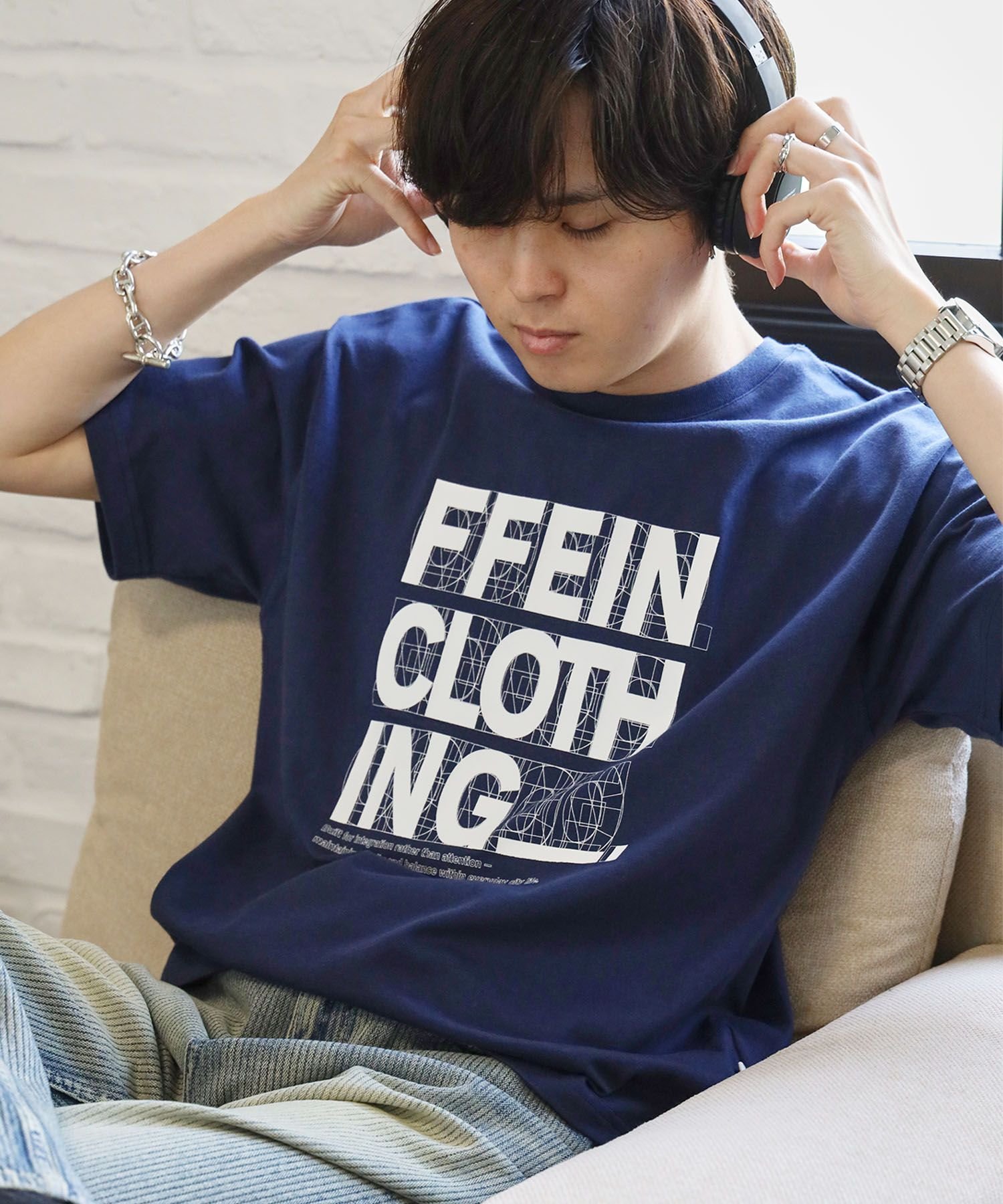 FFEIN 【FFEIN(フェイン)】線画グラフィックロゴショート丈Tシャツ / Tシャツ クルーネック 半袖 プリント 【短丈】 ナバル トップス カットソー・Tシャツ ネイビー レッド