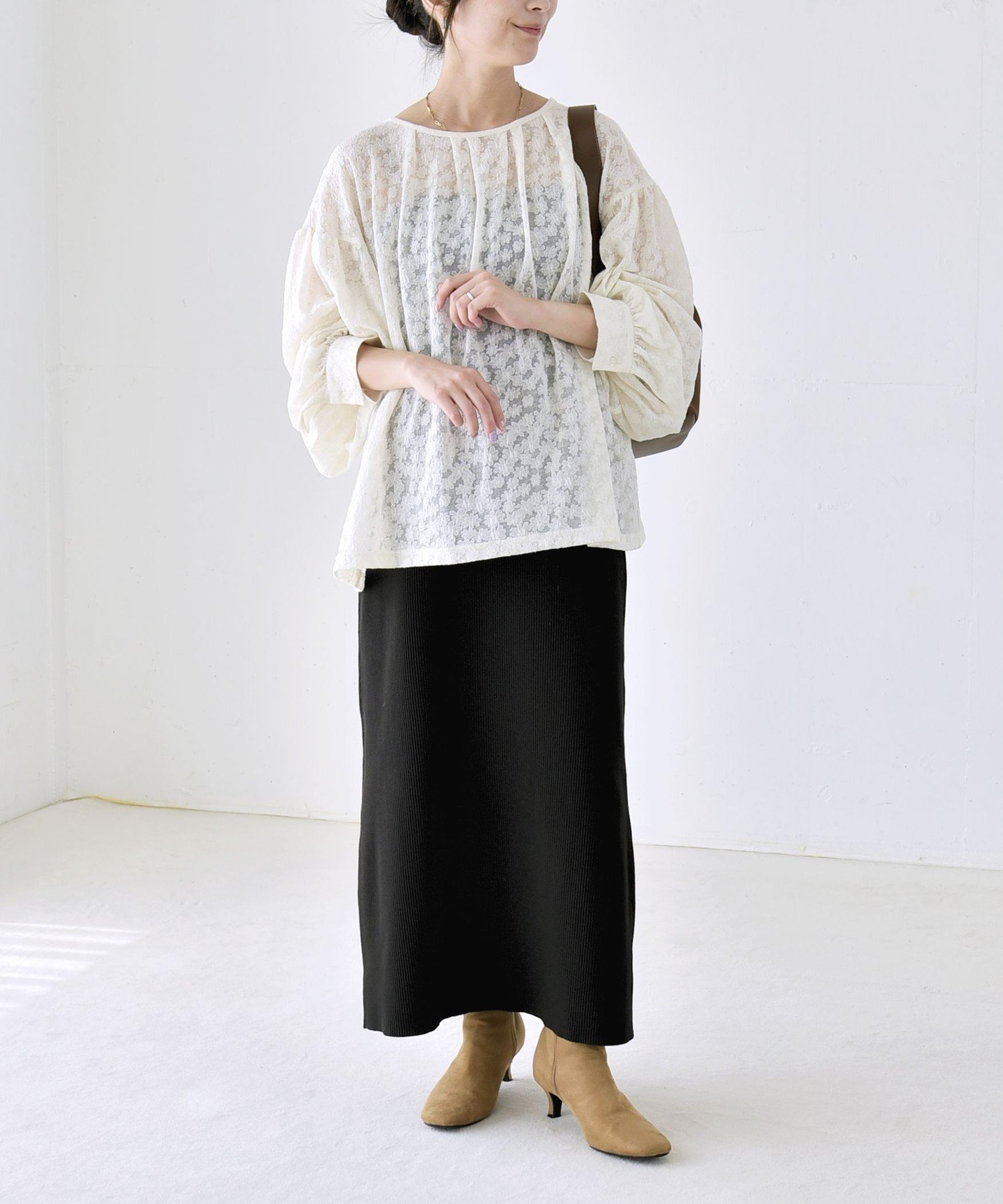 quaranciel 《予約》quaranciel:＜洗濯機可能＞フラワー ジャカード ギャザー プルオーバー シップス トップス カットソー・Tシャツ ブラック ホワイト