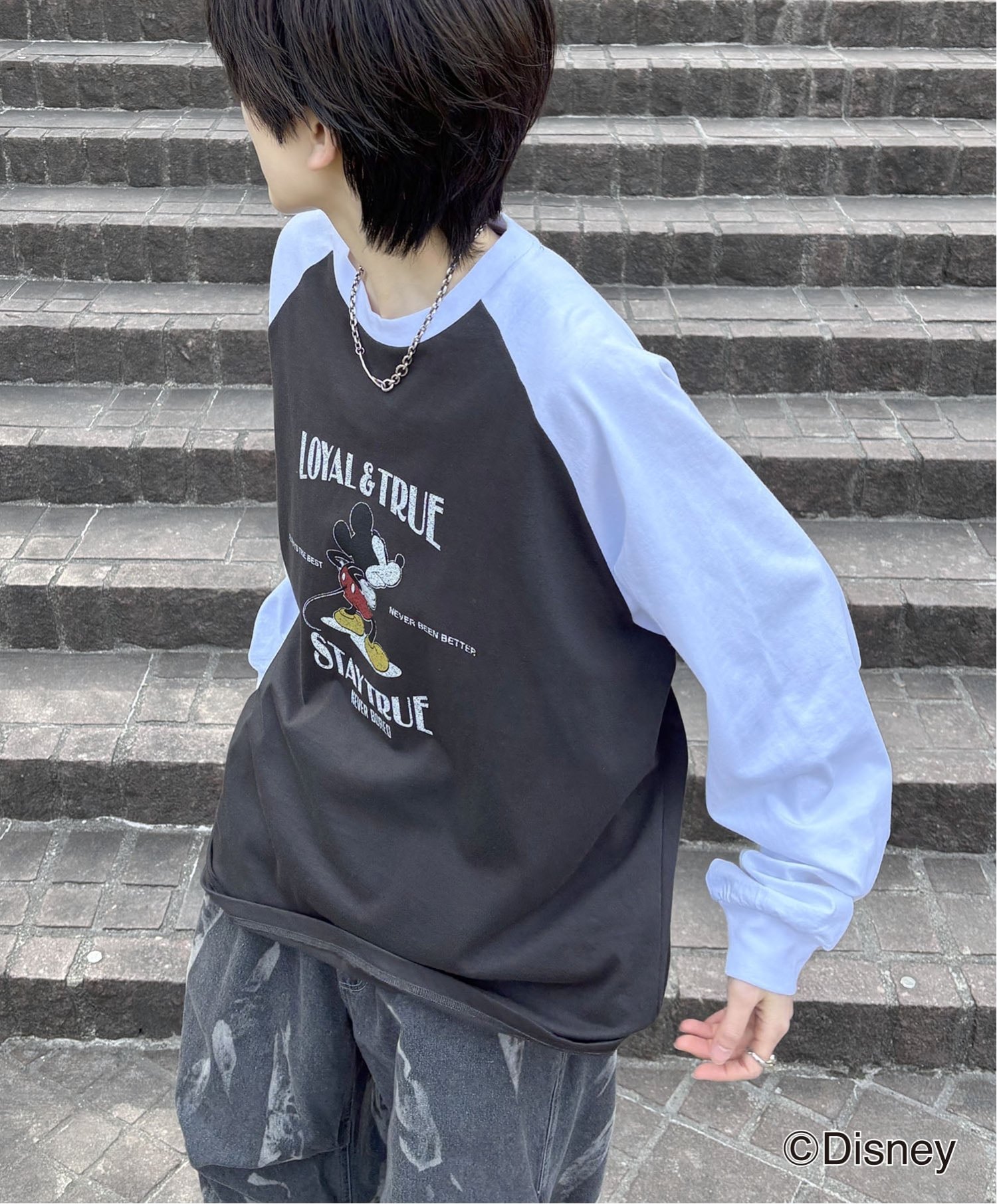 Confirm（コンファーム）(M)ミッキープリントロンTヴィンテージライクな配色が可愛いミッキーロンT■素材自然な風通しで軽やかに着用できるコットン100%。ふんわりとやさしい肌触りはコットン素材ならではの特長。ライトな質感で気軽に着用てきる優れもの。吸水性、通気性に優れ蒸れにくいため春大活躍。化学繊維に比べ静電気が起きにくいため、秋口、春口などのインナーにも。程よくしっかりとした質感の1着。■デザイン・シルエットラグランスリーブの配色がヴィンテージライクな印象に。ゆったりと着用できるルーズシルエットが旬なアイテム。飾らないシンプルなデザインなので様々なテイストのスタイリングにマッチ。1着押さえておくと重宝すること間違いなし。使いやすいカラー展開も嬉しいポイント。性別問わずユニセックスでご着用いただけます。シンプルで使いやすいロゴの大きさが魅力。シャツのインナーなどにすることでロゴが見えいいアクセントに。ラグランスリーブで配色になっているため1枚使いでもオシャレに大活躍。■コーディネート1枚使いはもちろんオープンカラーシャツ、ベーシックシャツのインナーにピッタリ。さらに、春や秋にはデニムジャケット、ナイロンジャケット、マウンテンパーカーなどのインナーにもなる汎用性が◎キレイめからカジュアルまで様々なスタイルを楽しめます。ボトムスはスラックスパンツやフレアパンツなどのきれいめアイテムとの相性はもちろん、デニムパンツやパラシュートパンツ、カーゴパンツやスウェットパンツなどのストリートアイテムにもマッチします。フリンジデニム、オーバーダイデニムやダメージデニムなどと合わせることでトレンドのグランジカジュアルスタイルも。ワイドから細身まで、ストレートパンツやバルーンパンツなどシルエットを問わず合わせられる万能アイテムです。小物類ではキャップやニット帽、バケットハット、ネックレスやブレスレットなど多数アイテムと相性抜群。シューズではスニーカーを始めた、レザーシューズまで幅広くマッチ。ILL’S（イルズ）最新のストリートファッションに都会的な要素を盛り込んだ独自のスタイルを提案。SNSやサブカルチャーからインスピレーションを得たデザインなども毎シーズン展開しています。ATTENTION商品写真はできる限り現品を再現するように心がけていますが、ご利用のモニターにより差異が生じます。サイズや重さなどに多少の個体差が生じる場合がございます。製品の仕様およびデザインは改善等のため、予告なく変更する場合がございます。当社のホームページに記載されている会社名・製品名・キャラクター名などは、商標法その他の法令により権利が守られています。無断での使用、転載、複写、複製等はおやめください。モデル身長：179cm 着用サイズ:CHA,WHT2,WHT/M GRY/L型番：SF2512903-3-2 QP1796【採寸】サイズバストウエストヒップ裄丈着丈M121.0cm120.0cm122.0cm85.0cm71.5cmL125.0cm125.0cm126.0cm85.0cm75.5cm商品のサイズについて【商品詳細】中国素材：コットン100%サイズ：M、L洗濯機洗い可※画面上と実物では多少色具合が異なって見える場合もございます。ご了承ください。商品のカラーについてConfirm（コンファーム）(M)ミッキープリントロンTヴィンテージライクな配色が可愛いミッキーロンT■素材自然な風通しで軽やかに着用できるコットン100%。ふんわりとやさしい肌触りはコットン素材ならではの特長。ライトな質感で気軽に着用てきる優れもの。吸水性、通気性に優れ蒸れにくいため春大活躍。化学繊維に比べ静電気が起きにくいため、秋口、春口などのインナーにも。程よくしっかりとした質感の1着。■デザイン・シルエットラグランスリーブの配色がヴィンテージライクな印象に。ゆったりと着用できるルーズシルエットが旬なアイテム。飾らないシンプルなデザインなので様々なテイストのスタイリングにマッチ。1着押さえておくと重宝すること間違いなし。使いやすいカラー展開も嬉しいポイント。性別問わずユニセックスでご着用いただけます。シンプルで使いやすいロゴの大きさが魅力。シャツのインナーなどにすることでロゴが見えいいアクセントに。ラグランスリーブで配色になっているため1枚使いでもオシャレに大活躍。■コーディネート1枚使いはもちろんオープンカラーシャツ、ベーシックシャツのインナーにピッタリ。さらに、春や秋にはデニムジャケット、ナイロンジャケット、マウンテンパーカーなどのインナーにもなる汎用性が◎キレイめからカジュアルまで様々なスタイルを楽しめます。ボトムスはスラックスパンツやフレアパンツなどのきれいめアイテムとの相性はもちろん、デニムパンツやパラシュートパンツ、カーゴパンツやスウェットパンツなどのストリートアイテムにもマッチします。フリンジデニム、オーバーダイデニムやダメージデニムなどと合わせることでトレンドのグランジカジュアルスタイルも。ワイドから細身まで、ストレートパンツやバルーンパンツなどシルエットを問わず合わせられる万能アイテムです。小物類ではキャップやニット帽、バケットハット、ネックレスやブレスレットなど多数アイテムと相性抜群。シューズではスニーカーを始めた、レザーシューズまで幅広くマッチ。ILL’S（イルズ）最新のストリートファッションに都会的な要素を盛り込んだ独自のスタイルを提案。SNSやサブカルチャーからインスピレーションを得たデザインなども毎シーズン展開しています。ATTENTION商品写真はできる限り現品を再現するように心がけていますが、ご利用のモニターにより差異が生じます。サイズや重さなどに多少の個体差が生じる場合がございます。製品の仕様およびデザインは改善等のため、予告なく変更する場合がございます。当社のホームページに記載されている会社名・製品名・キャラクター名などは、商標法その他の法令により権利が守られています。無断での使用、転載、複写、複製等はおやめください。モデル身長：179cm 着用サイズ:CHA,WHT2,WHT/M GRY/L型番：SF2512903-3-2 QP1796【採寸】サイズバストウエストヒップ裄丈着丈M121.0cm120.0cm122.0cm85.0cm71.5cmL125.0cm125.0cm126.0cm85.0cm75.5cm商品のサイズについて【商品詳細】中国素材：コットン100%サイズ：M、L洗濯機洗い可※画面上と実物では多少色具合が異なって見える場合もございます。ご了承ください。商品のカラーについて