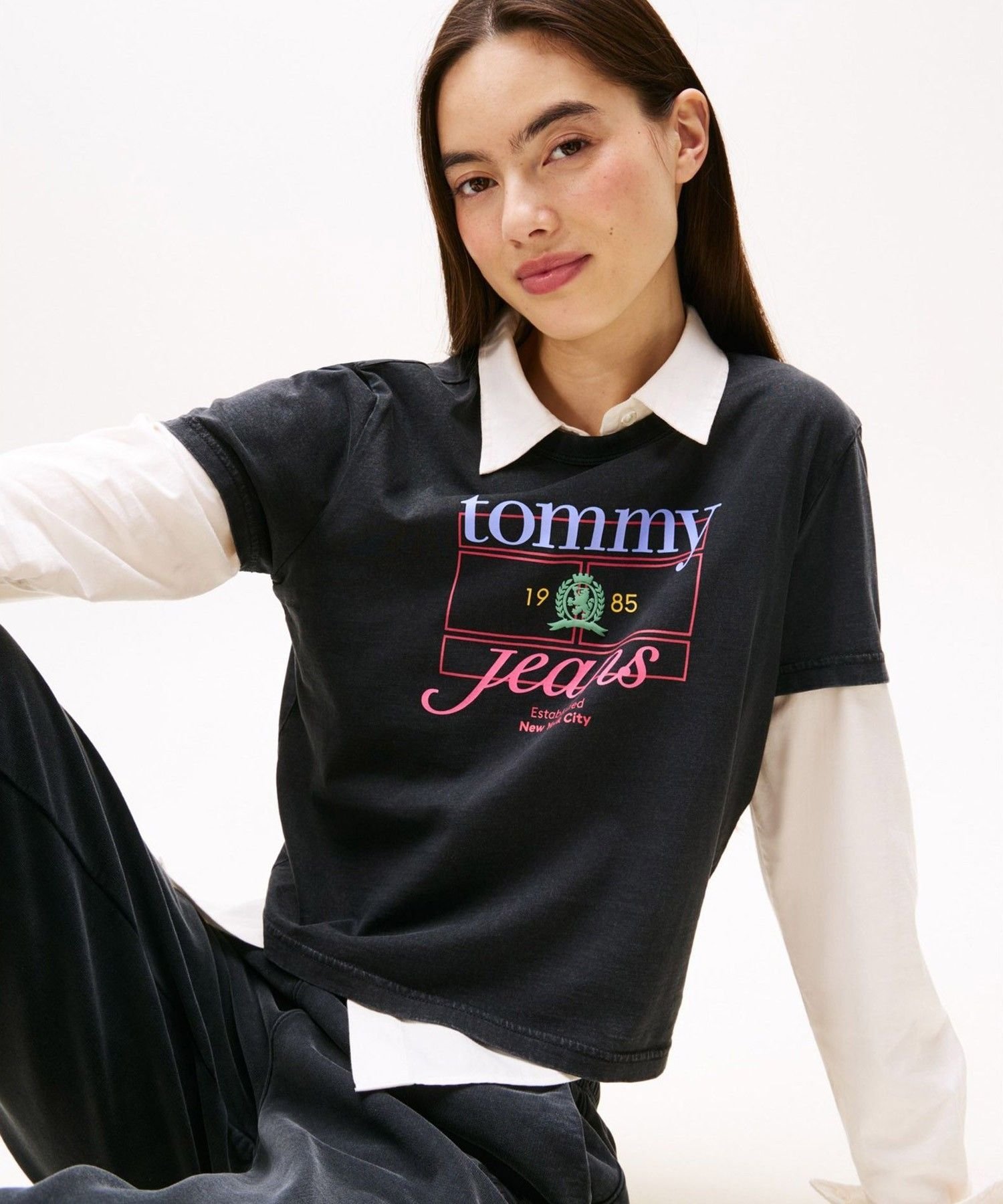 【SALE／40%OFF】TOMMY JEANS クレストフラッグTシャツ トミーヒルフィガー トップス カットソー・Tシャツ ブラック【送料無料】