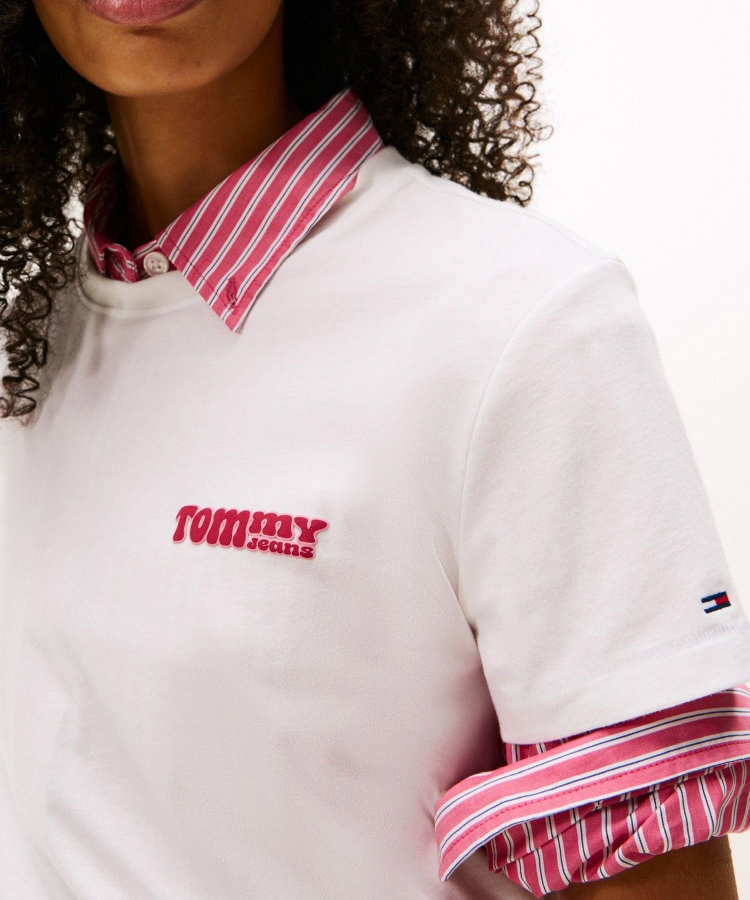 【SALE／40%OFF】TOMMY JEANS レギュラーフィットショートスリーブTシャツ トミーヒルフィガー トップス カットソー・Tシャツ ブラウン ホワイト【送料無料】