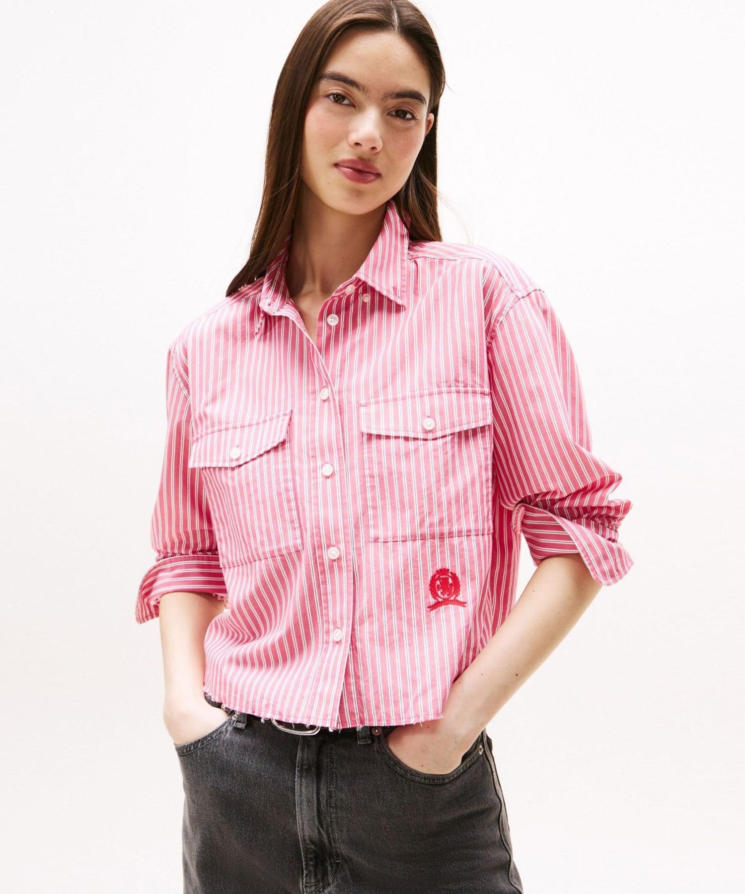 【SALE／50%OFF】TOMMY JEANS クロップドリラックスクレストシャツ トミーヒルフィガー トップス シャツ・ブラウス ピンク グリーン【送料無料】