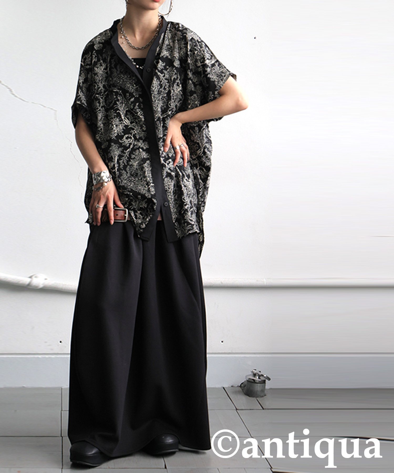 【antiqua】【アンティカ】トワルドジュイ柄 半袖シャツ レディース PO-00195 アンティカ トップス シャツ・ブラウス ホワイト ブラック