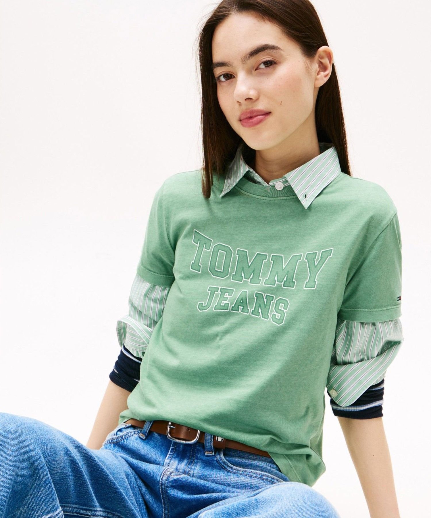 【SALE／40%OFF】TOMMY JEANS レギュラーバーシティTシャツ トミーヒルフィガー トップス カットソー・Tシャツ ホワイト グリーン【送料無料】