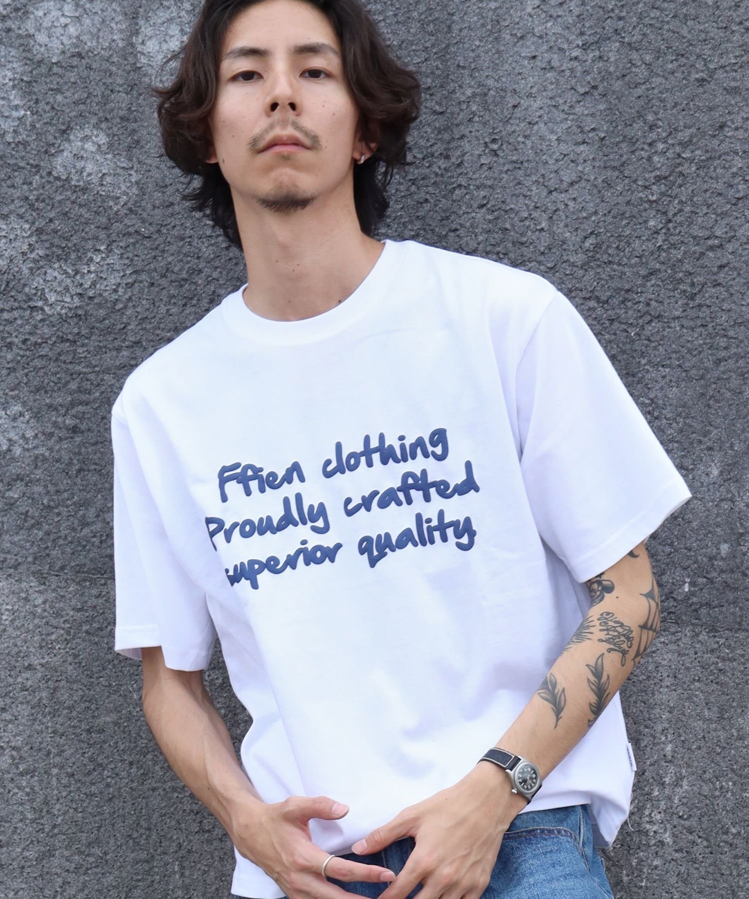FFEIN 【FFEIN(フェイン)】手書きロゴショート丈Tシャツ / Tシャツ クルーネック 半袖 プリント 手書きロゴ【短丈】 ナバル トップス カットソー・Tシャツ ブルー ブラウン グレー ホワイト