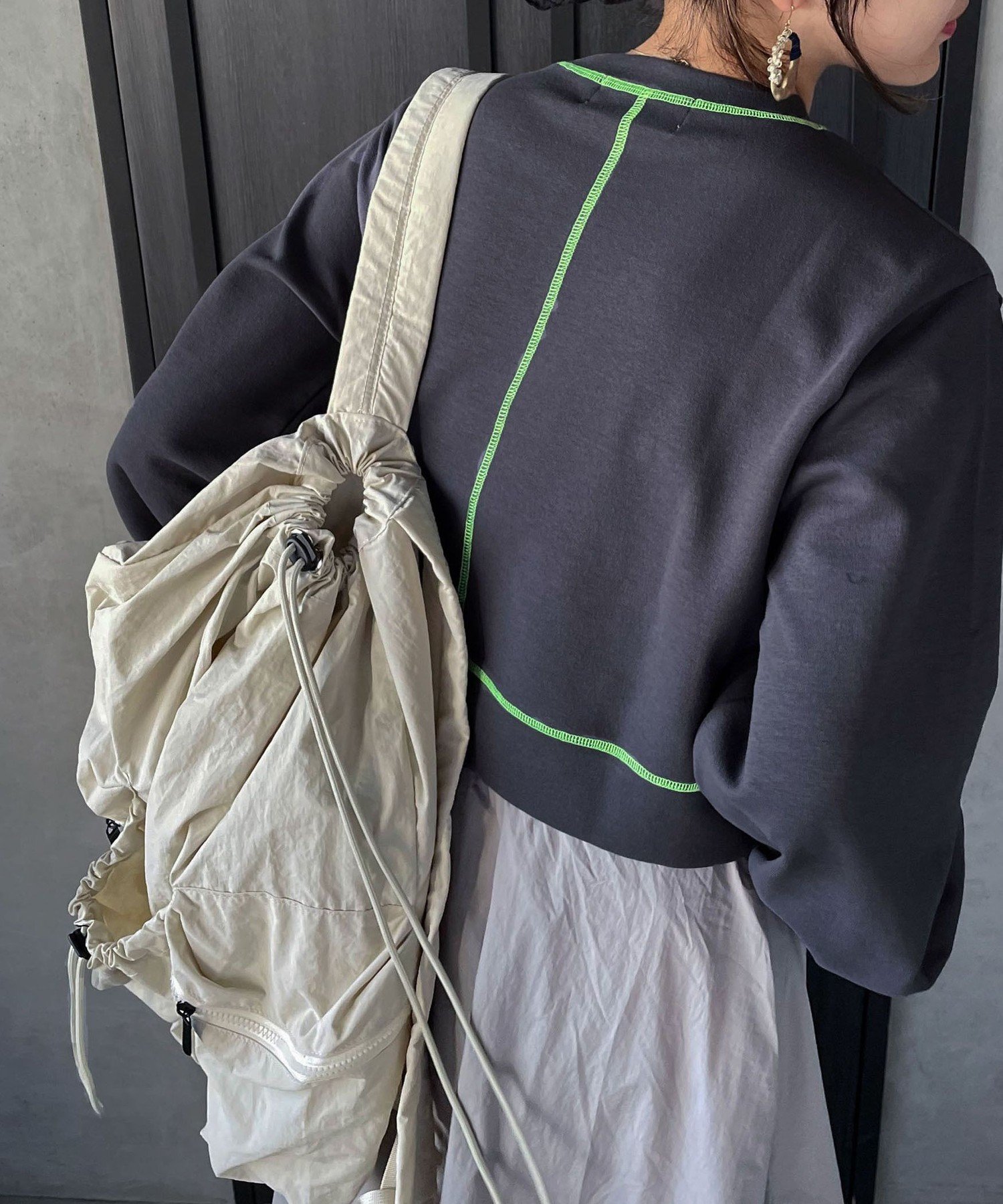 【SALE／70%OFF】VICKY 【ENIM BY VICKY】2wayスリーブオーバークロップドトップス《手洗い可能》 ビッキー トップス カットソー・Tシャツ ホワイト ブラック グレー