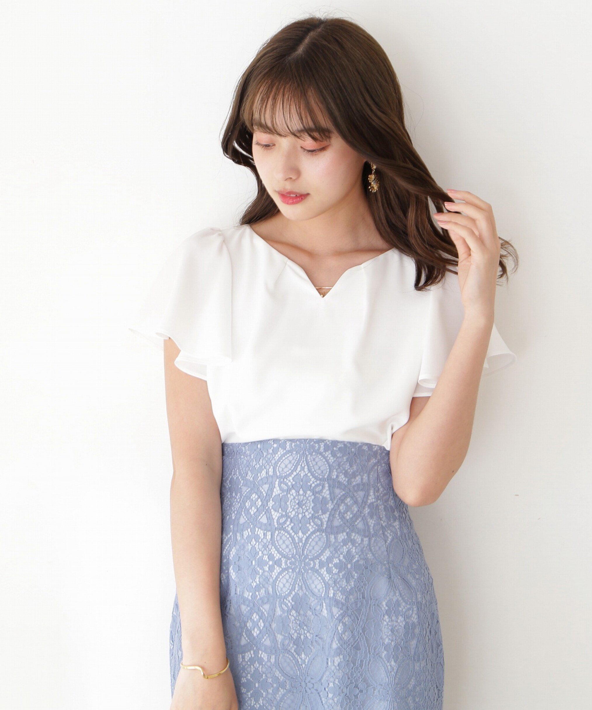 【SALE／50%OFF】PROPORTION BODY DRESSING ネックレスチェーン付きラッフルブラウス プロポーションボディドレッシング トップス シャツ・ブラウス ホワイト ベージュのサムネイル