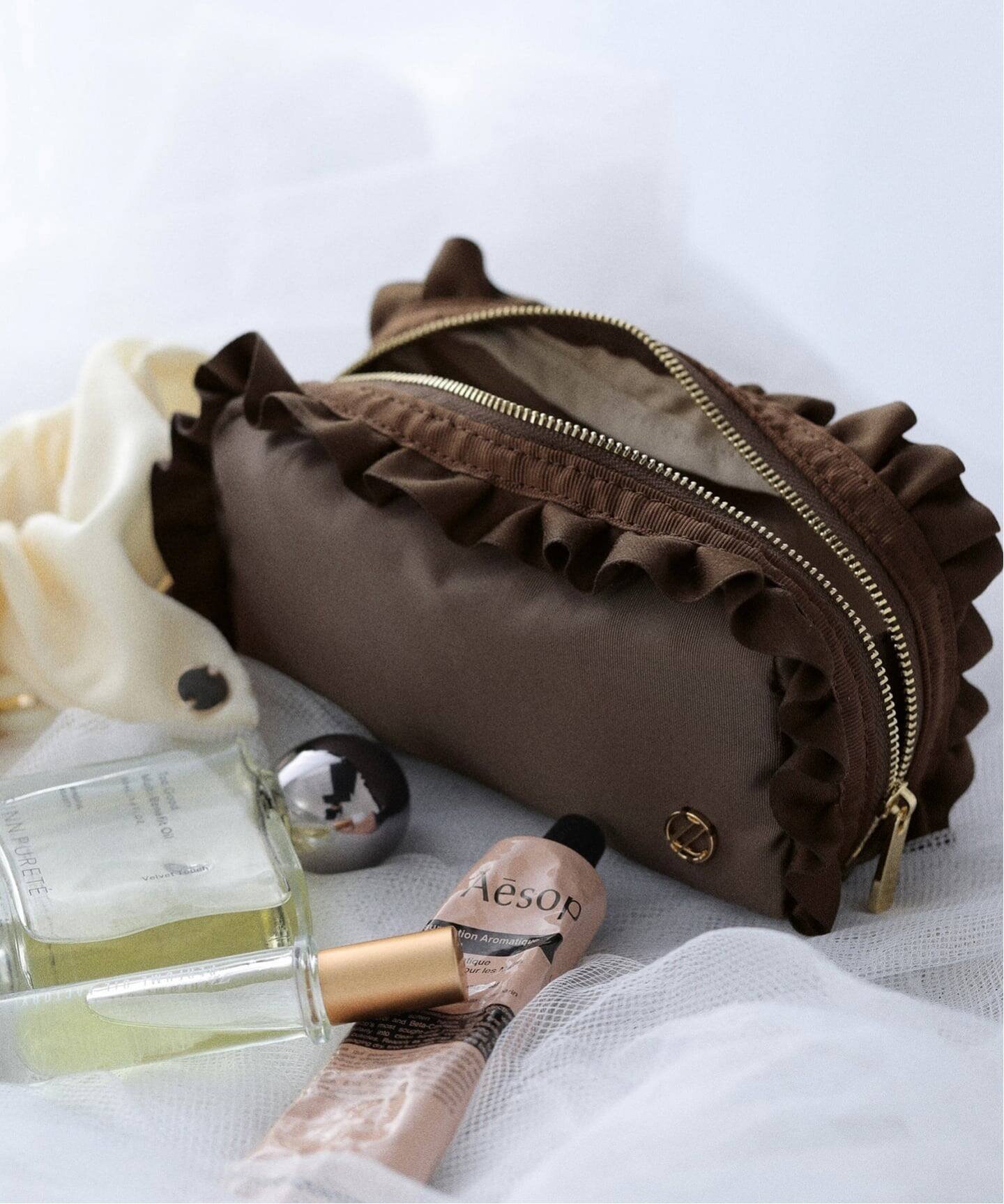 La Totalite 《予約》La Totalite フリルポーチ ラ トータリテ 財布・ポーチ・ケース ポーチ ブラウン ブルー レッド【送料無料】のサムネイル