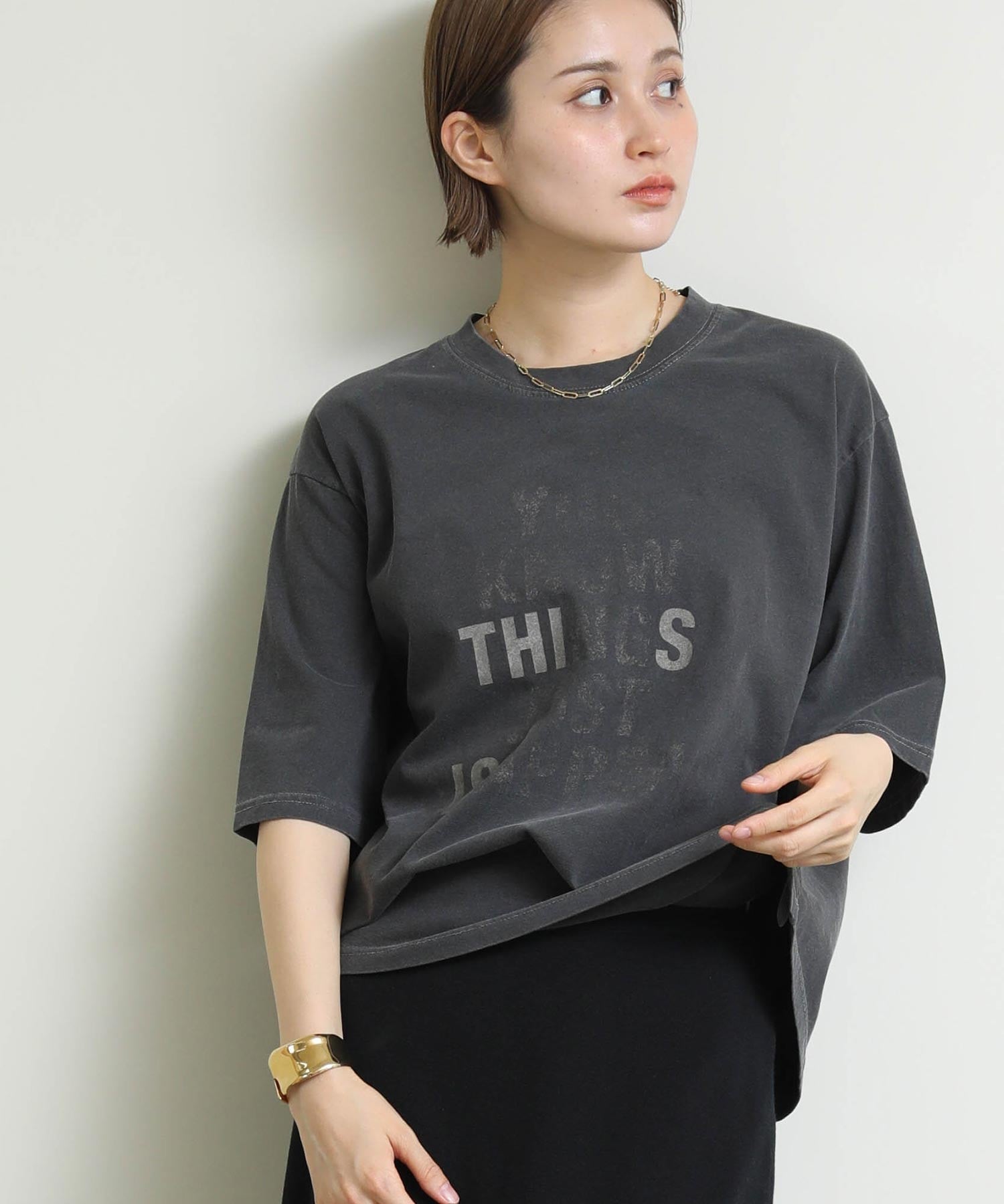 Gready Brilliant/(W)ピグメントダイロゴT グレディブリリアン トップス カットソー・Tシャツ グレー ブルー イエロー
