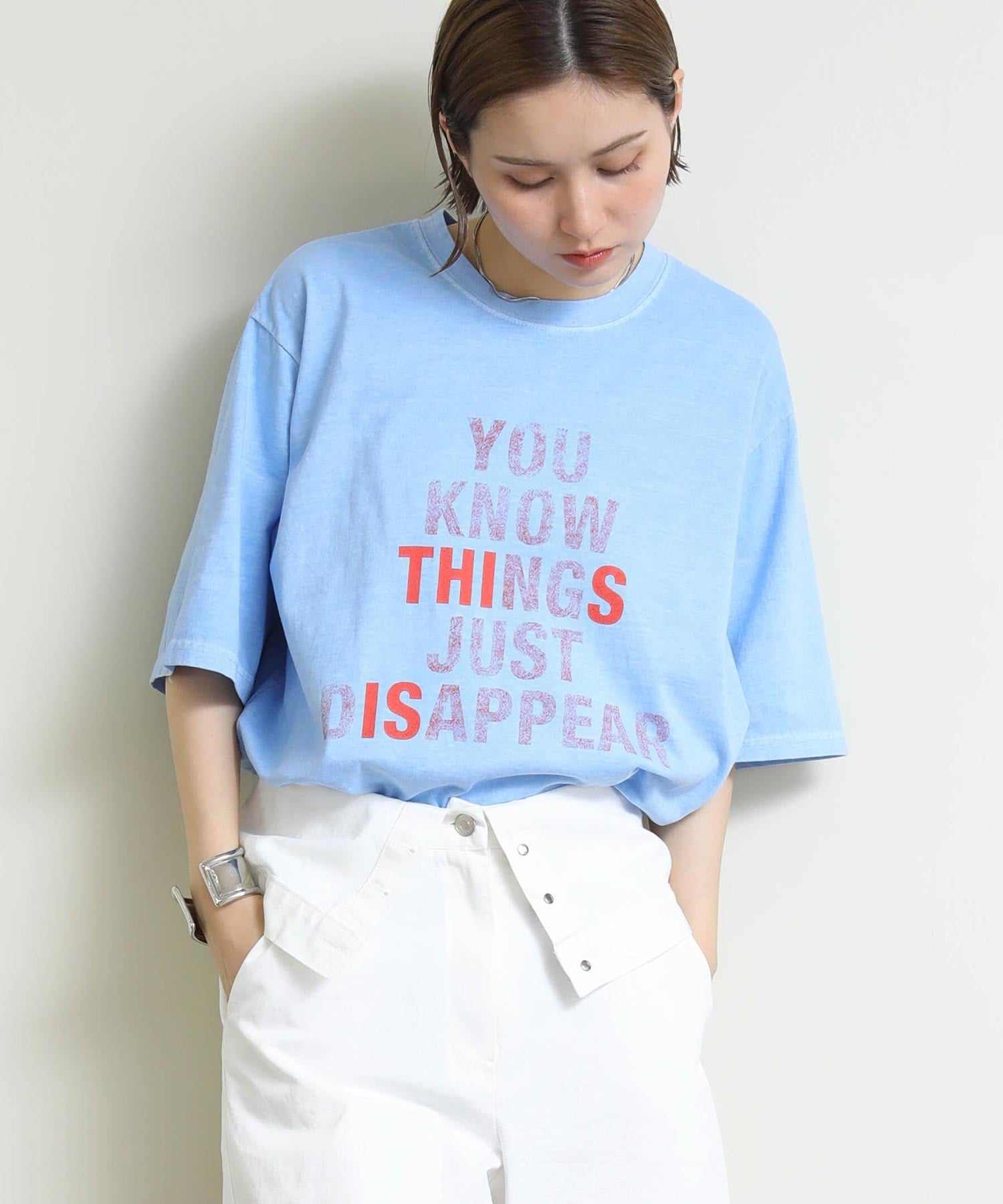 Gready Brilliant/(W)ピグメントダイロゴT グレディブリリアン トップス カットソー・Tシャツ グレー ブルー イエロー