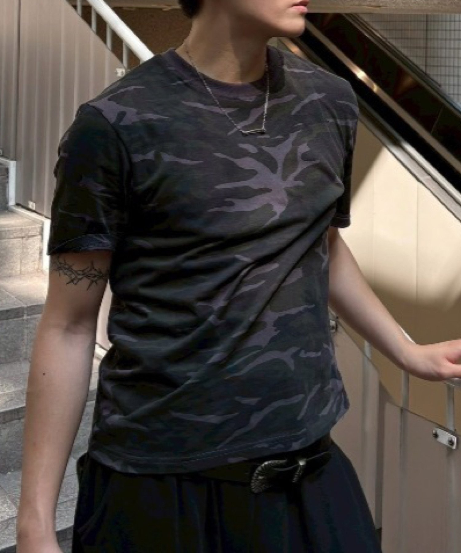 + 【Chikashitsu +】camouflage round neck t-shirt ネバーマインドザエックスユー／チカシツプラス トップス カットソー・Tシャツ グレー ブラウン