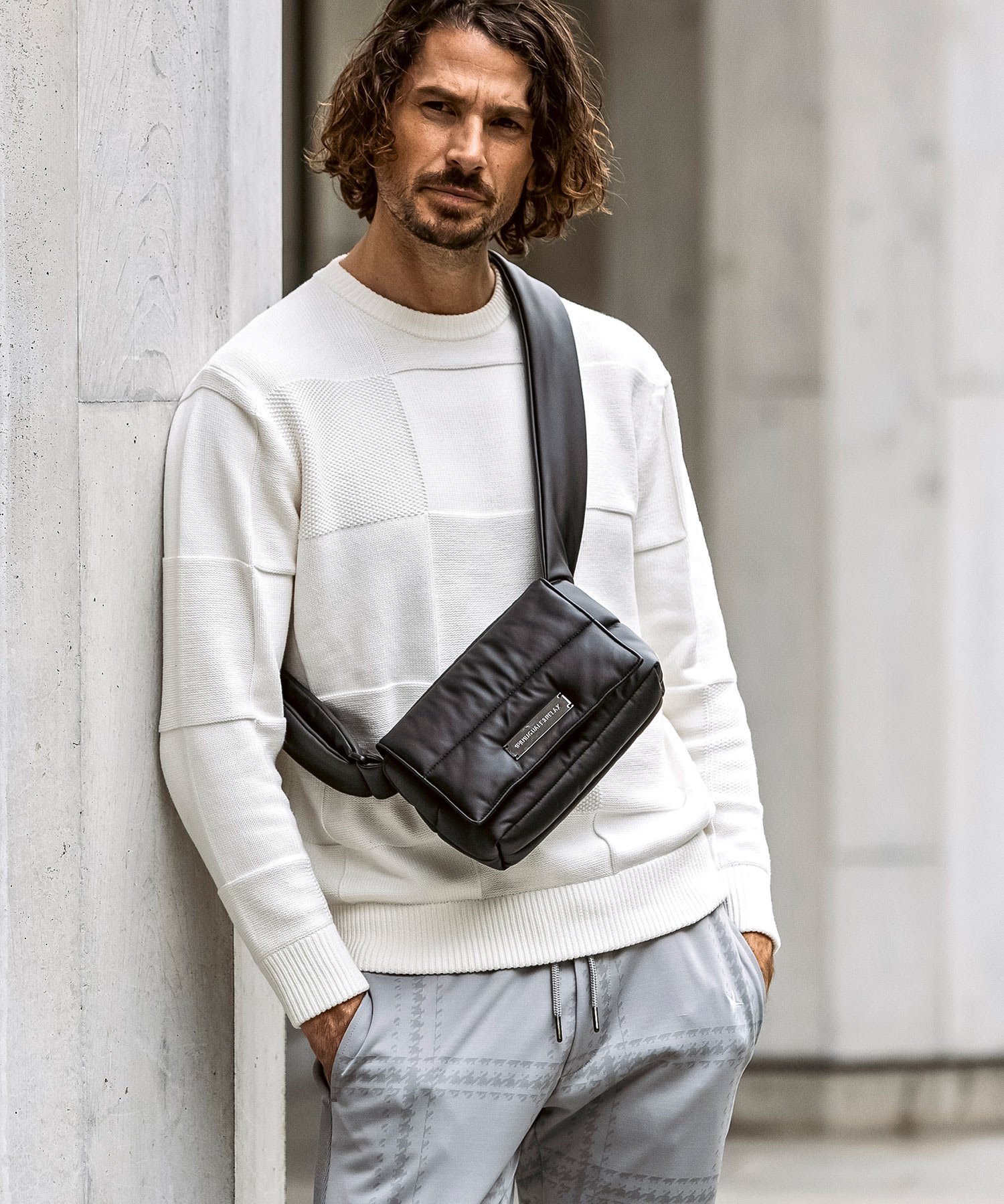 1PIU1UGUALE3 RELAX 1PIU1UGUALE3 RELAX シルバーロゴプレートパデッドミニショルダーバッグ シフォン バッグ ショルダーバッグ ブラック