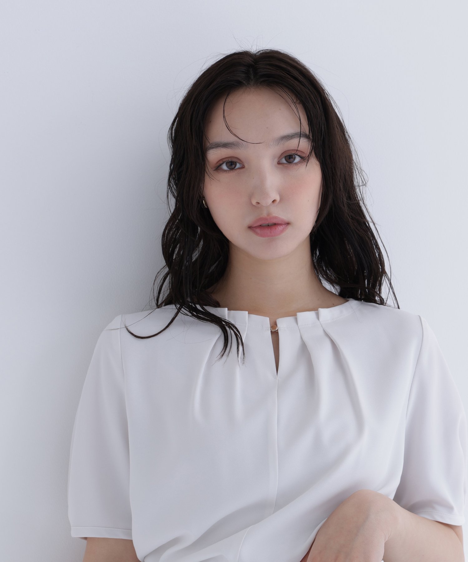NATURAL BEAUTY BASIC ネックタックブラウス半袖 ナチュラルビューティベーシック トップス シャツ・ブラウス ホワイト グレー