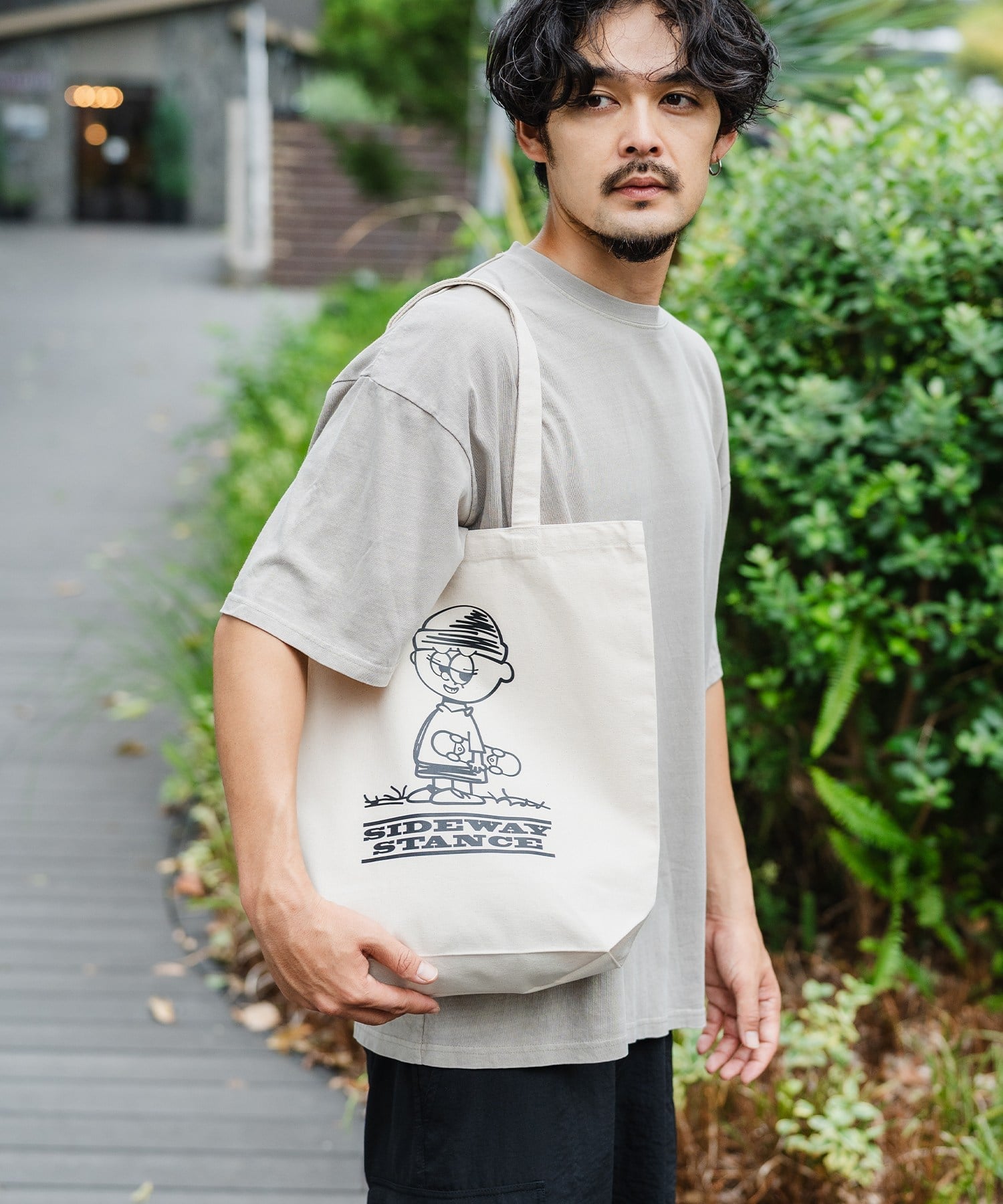 【SALE／11%OFF】SIDEWAY STANCE SIDEWAY STANCE イラストボーイ トートバッグ インプローブス バッグ トートバッグ ホワイト