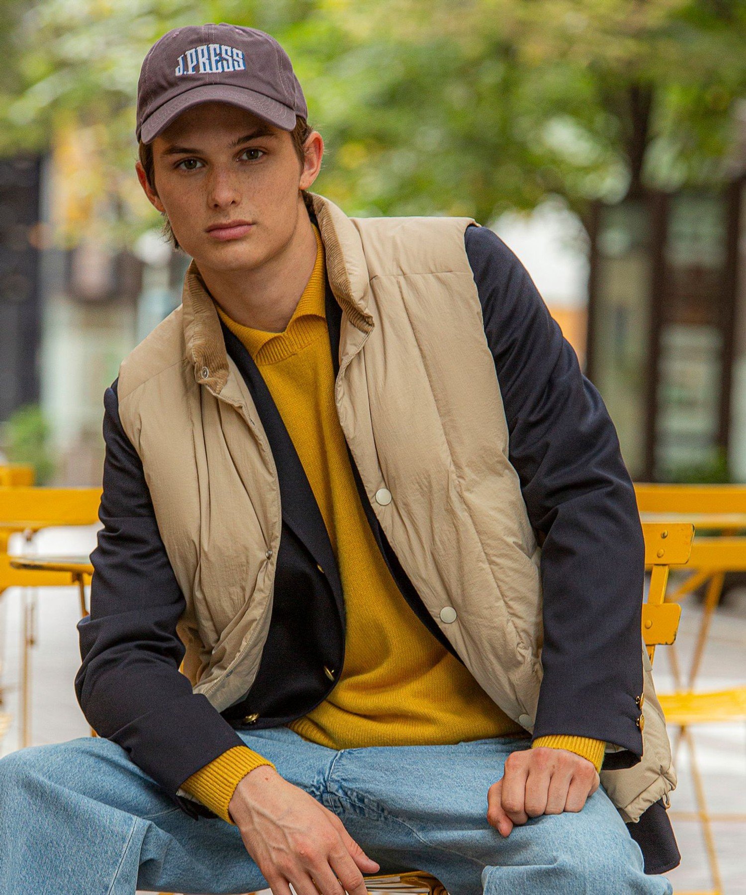 J.PRESS（ジェイプレス）ナイロンワッシャータフタ ダウンベスト軽量ダウンベスト登場！カジュアルだけど上品なタウンユースしやすいデザイン縦ステッチにすることでカジュアル過ぎない見え感に！■素材20D(デニール)の糸を使用した超軽量ナイロンタフタ素材。ワッシャー感を出すことでナチュラルな雰囲気に仕上げました。■機能性撥水■シルエット全体的にゆとりのあるボクシーなシルエット。より軽快に羽織れる着丈。■仕様滑りがよく上品な風合いと光沢が特徴のキュプラを使用した総裏仕立てです。■コーディネートきれいめパンツからよりカジュアルなパンツまで幅広く合わせやすいアウターです。インナーにはシャツやハイゲージニットなど、崩し過ぎないスタイリングがバランス◎■デザイナーコメント&nbsp;きめの細かさと薄い軽快感にこだわったシップナッパレザーを採用することで、モダンな表情に仕上がりました。縦ステッチのデザインですが、裏で横ステッチを施しているため、ダウンが偏らないような作りになっております。※モデル画像の商品はサンプルです。実際の商品と色味、仕様、加工、サイズ、素材等が若干異なる場合がございます。※照明の関係により、実際よりもやや明るく見える場合がございます。またパソコンなどの環境により、若干製品と画像のカラーが異なる場合もございます。予めご了承くださいませ。H: 186 C: 87 W: 67 H: 89型番：JROVCW0213-3-8 MQ5824【採寸】サイズ着丈身幅M66.057.0L69.059.0XL71.061.0商品のサイズについて【商品詳細】中国素材：スカイブルー系/ベージュ系/ネイビー系:[表地]ナイロン:100%[裏地]ポリエステル:100%[中わた]ダウン【ホワイトダック】:90%,フェザー:10%サイズ：M[M]、L[L]、XL[XL]【本体のみ】洗濯不可 漂白不可 タンブル乾燥不可 アイロンは120℃まで 弱いドライクリーニング（石油系）可 ウェットクリーニング不可※画面上と実物では多少色具合が異なって見える場合もございます。ご了承ください。商品のカラーについて 【予約商品について】 ※「先行予約販売中」「予約販売中」をご注文の際は予約商品についてをご確認ください。■重要なお知らせ※ 当店では、ギフト配送サービス及びラッピングサービスを行っておりません。ラッピング・ギフト配送について同時に複数の商品を注文された場合メーカー希望小売価格についてご利用ガイドJ.PRESS（ジェイプレス）ナイロンワッシャータフタ ダウンベスト軽量ダウンベスト登場！カジュアルだけど上品なタウンユースしやすいデザイン縦ステッチにすることでカジュアル過ぎない見え感に！■素材20D(デニール)の糸を使用した超軽量ナイロンタフタ素材。ワッシャー感を出すことでナチュラルな雰囲気に仕上げました。■機能性撥水■シルエット全体的にゆとりのあるボクシーなシルエット。より軽快に羽織れる着丈。■仕様滑りがよく上品な風合いと光沢が特徴のキュプラを使用した総裏仕立てです。■コーディネートきれいめパンツからよりカジュアルなパンツまで幅広く合わせやすいアウターです。インナーにはシャツやハイゲージニットなど、崩し過ぎないスタイリングがバランス◎■デザイナーコメント&nbsp;きめの細かさと薄い軽快感にこだわったシップナッパレザーを採用することで、モダンな表情に仕上がりました。縦ステッチのデザインですが、裏で横ステッチを施しているため、ダウンが偏らないような作りになっております。※モデル画像の商品はサンプルです。実際の商品と色味、仕様、加工、サイズ、素材等が若干異なる場合がございます。※照明の関係により、実際よりもやや明るく見える場合がございます。またパソコンなどの環境により、若干製品と画像のカラーが異なる場合もございます。予めご了承くださいませ。H: 186 C: 87 W: 67 H: 89型番：JROVCW0213-3-8 MQ5824【採寸】サイズ着丈身幅M66.057.0L69.059.0XL71.061.0商品のサイズについて【商品詳細】中国素材：スカイブルー系/ベージュ系/ネイビー系:[表地]ナイロン:100%[裏地]ポリエステル:100%[中わた]ダウン【ホワイトダック】:90%,フェザー:10%サイズ：M[M]、L[L]、XL[XL]【本体のみ】洗濯不可 漂白不可 タンブル乾燥不可 アイロンは120℃まで 弱いドライクリーニング（石油系）可 ウェットクリーニング不可※画面上と実物では多少色具合が異なって見える場合もございます。ご了承ください。商品のカラーについて