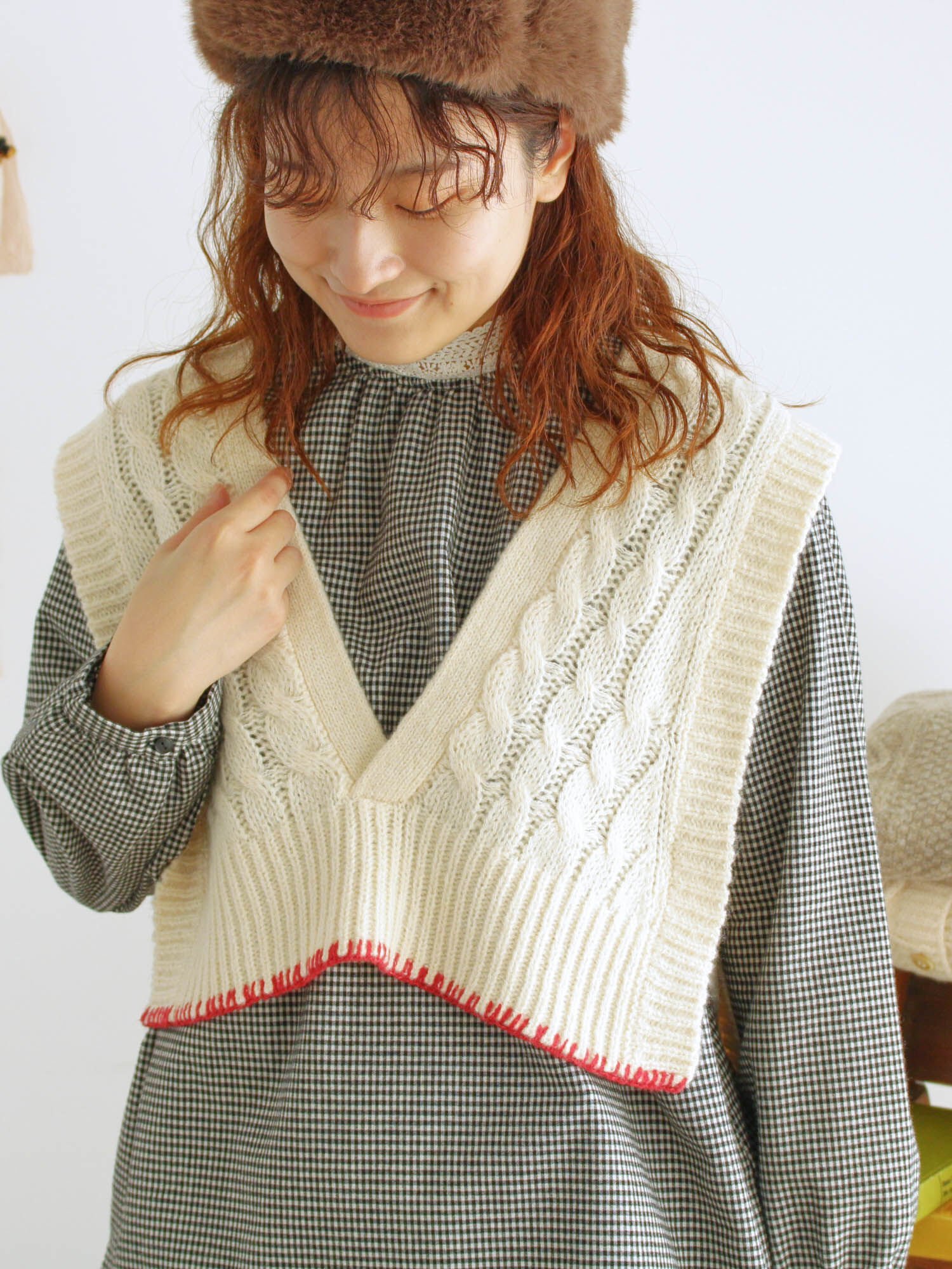 【SALE／60%OFF】Samansa Mos2 ◎ブランケットステッチケーブル編みショートベスト サマンサモスモス ジャケット・アウター ダウンジャケット・ダウンベスト ホワイト ベージュ グレー