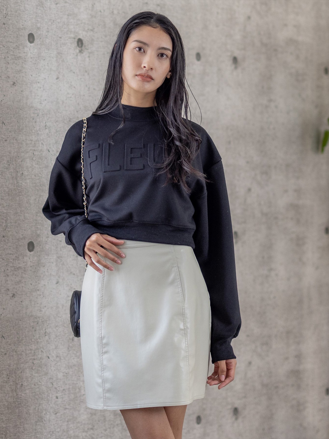 【SALE／58%OFF】clear エンボスロゴショート丈スウェットトップス クリア トップス スウェット・トレーナー ブラック グリーン ホワイトのサムネイル