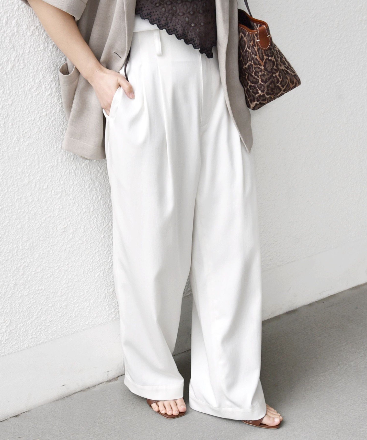 SHIPS WOMEN ＜接触冷感/UVカット/手洗い可能＞スマート イージー デニム ライク タック パンツ シップス パンツ その他のパンツ ホワイト ネイビー【送料無料】