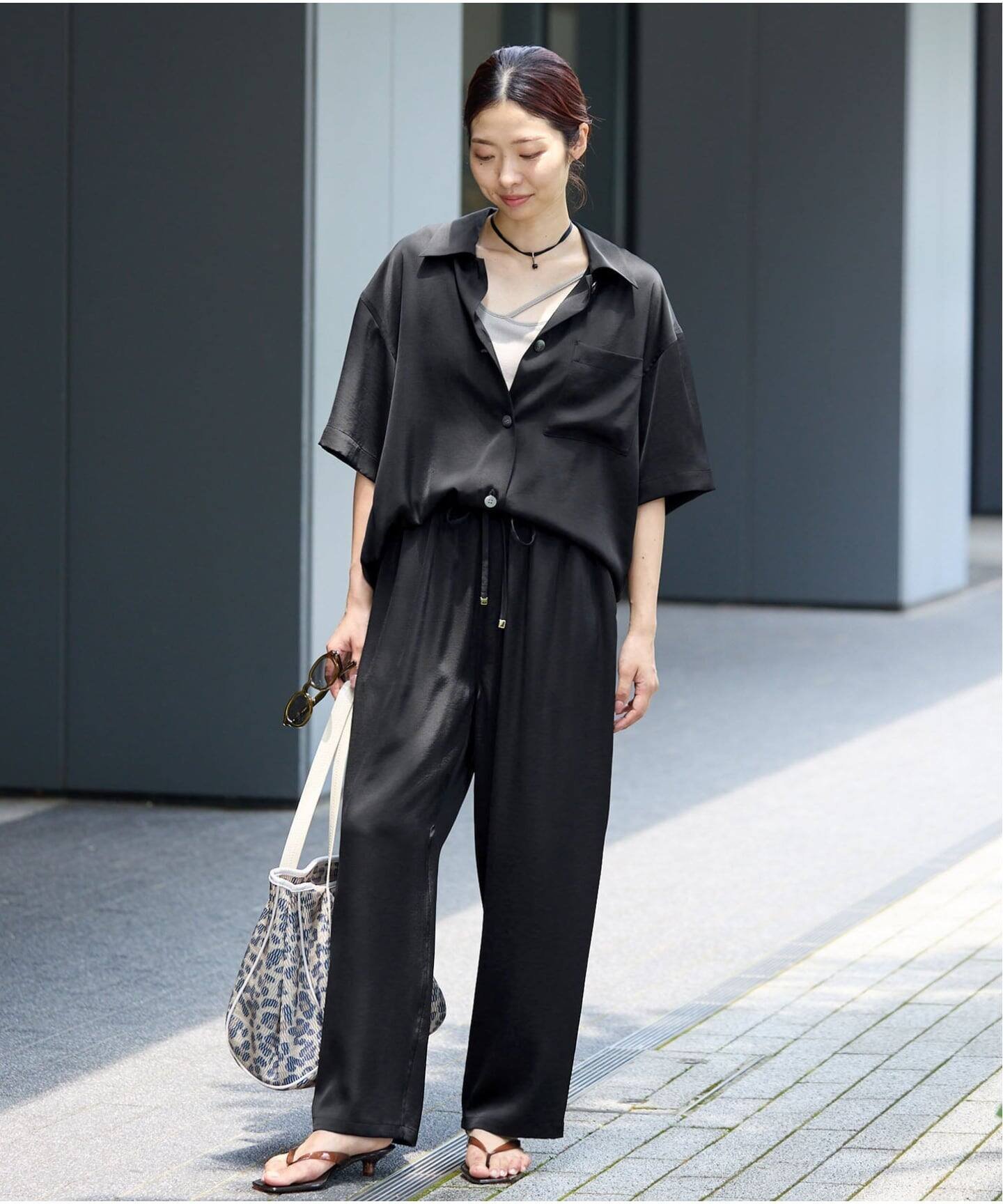 IENA 《接触冷感/UVカット》サテンポケット付きシャツ イエナ トップス シャツ・ブラウス ベージュ ブラック