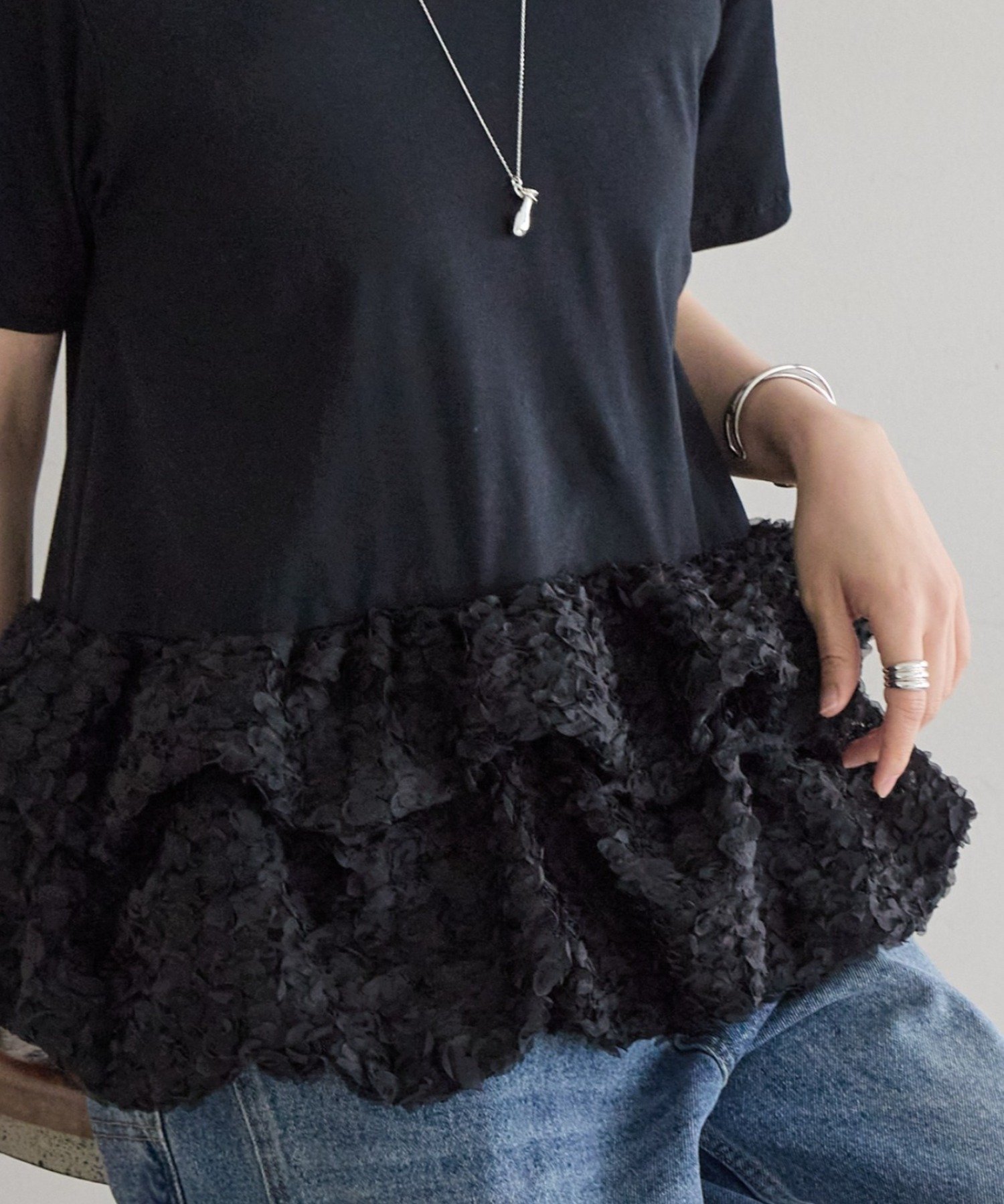 裾フリルTee ビアズリー トップス カットソー・Tシャツ ブラック ホワイト