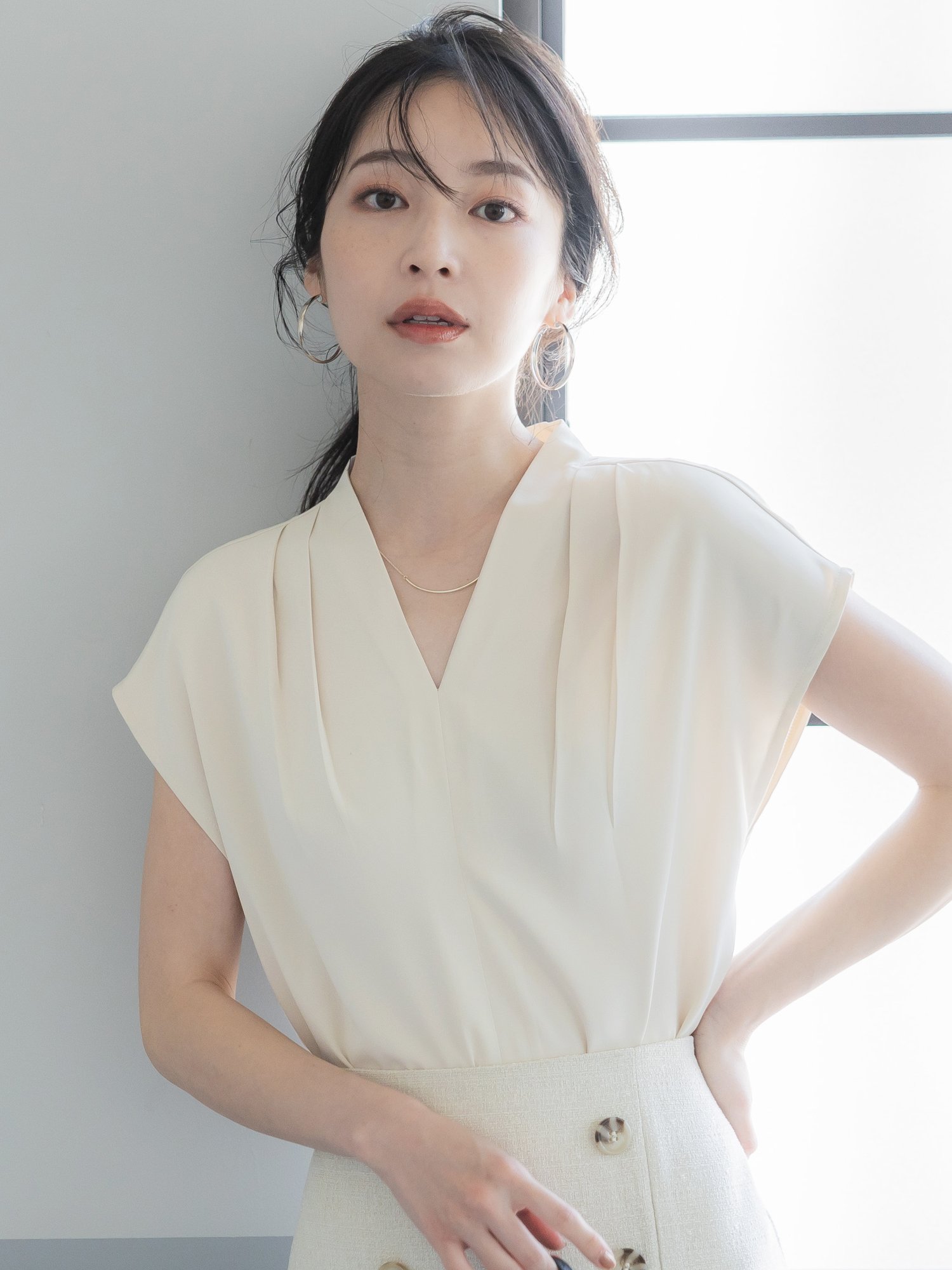 【SALE／23%OFF】coca とろみVネックブラウス コカ トップス シャツ・ブラウス ブラック オレンジ ホワイト ベージュのサムネイル