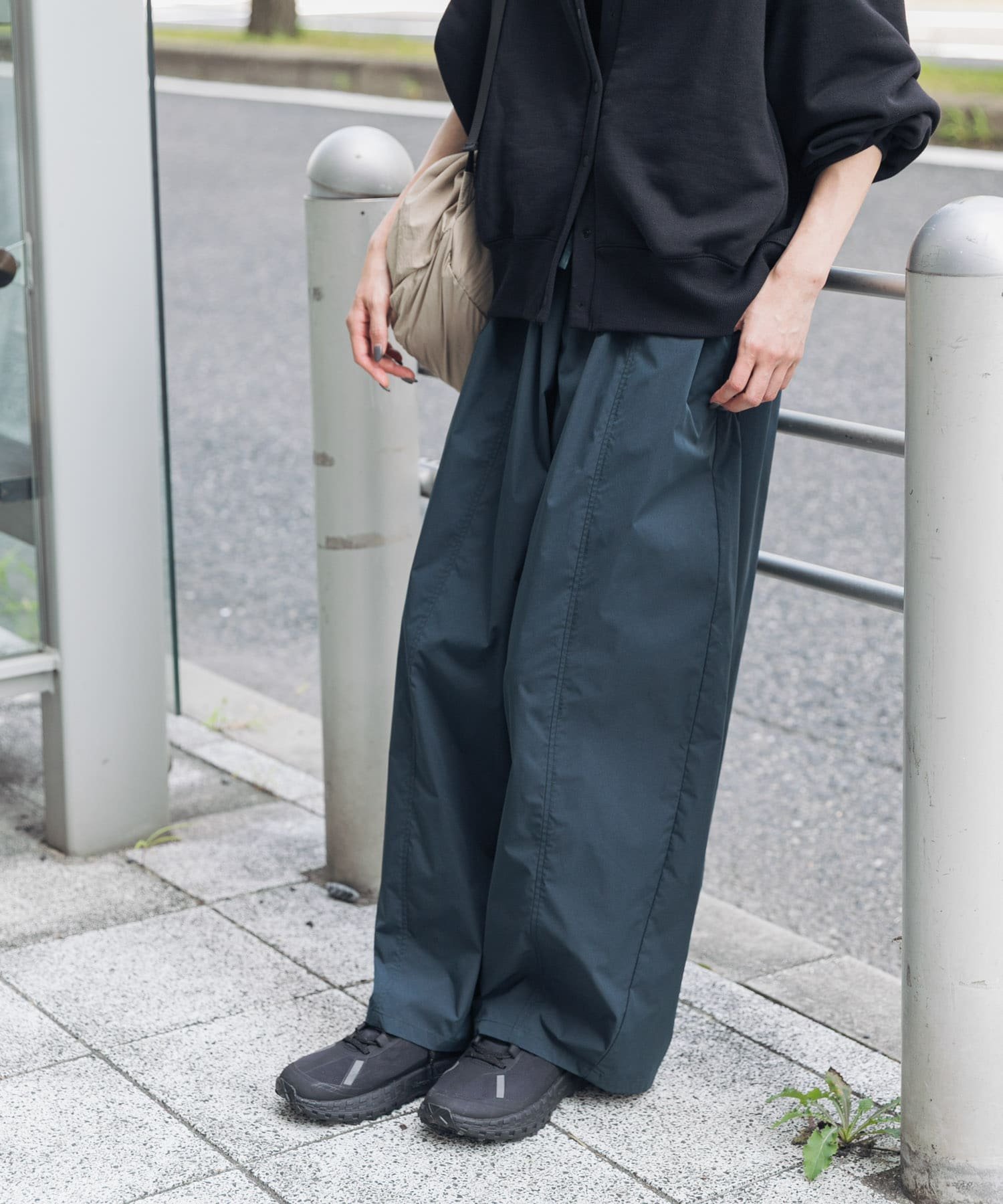 MoLightテーパードパンツ アーバンリサーチドアーズ パンツ その他のパンツ ブラック グリーン