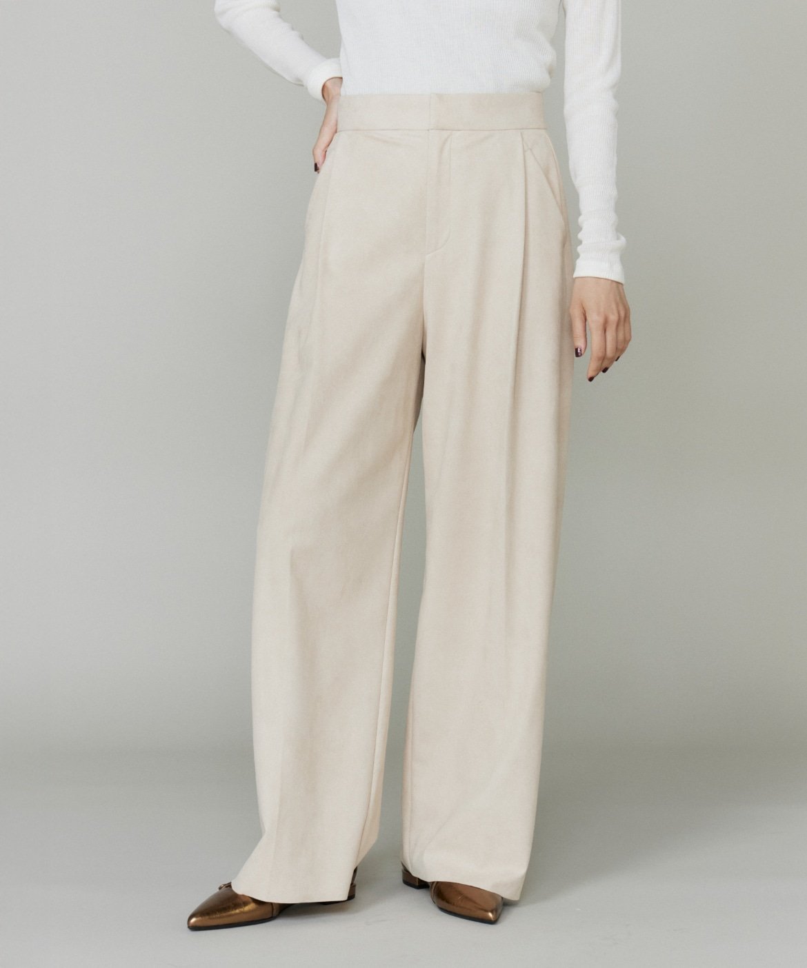 la veille by SUPERIOR CLOSET フェイクスエードタックワイドパンツ イネド パンツ その他のパンツ ホワイト