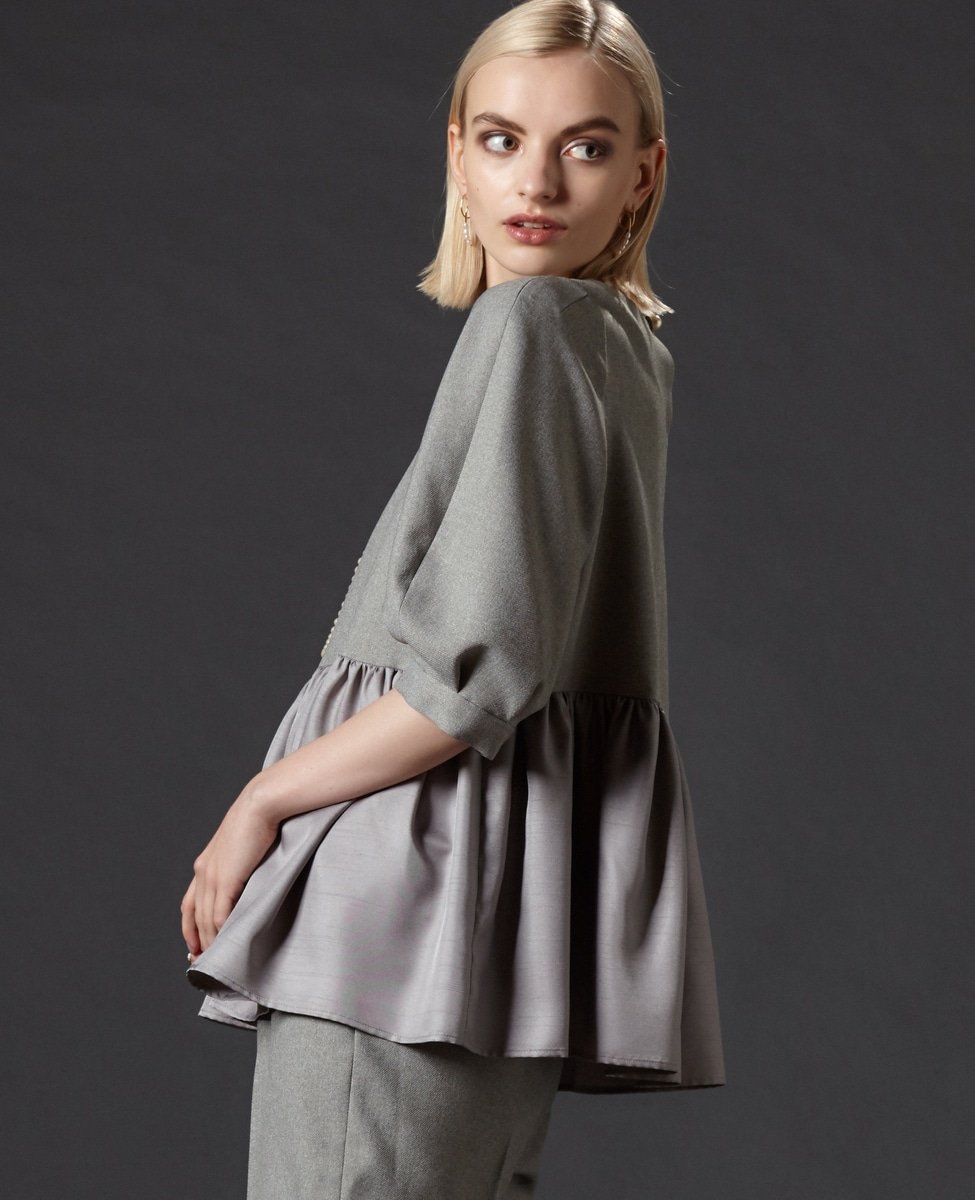 【SALE／70%OFF】TIARA パールボタンペプラムブラウス ティアラ トップス シャツ・ブラウス グレー ホワイト ブラック【送料無料】のサムネイル