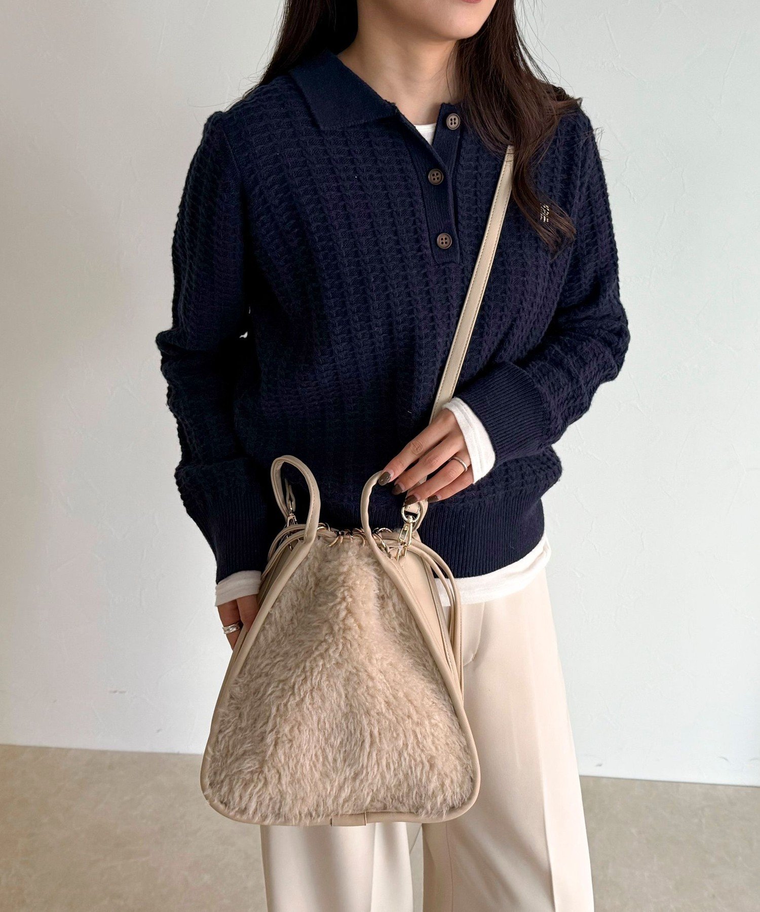 fredy emue 異素材ファートライアングルバッグ フレディ アンド グロスター バッグ ショルダーバッグ ブラック ホワイト【送料無料】のサムネイル