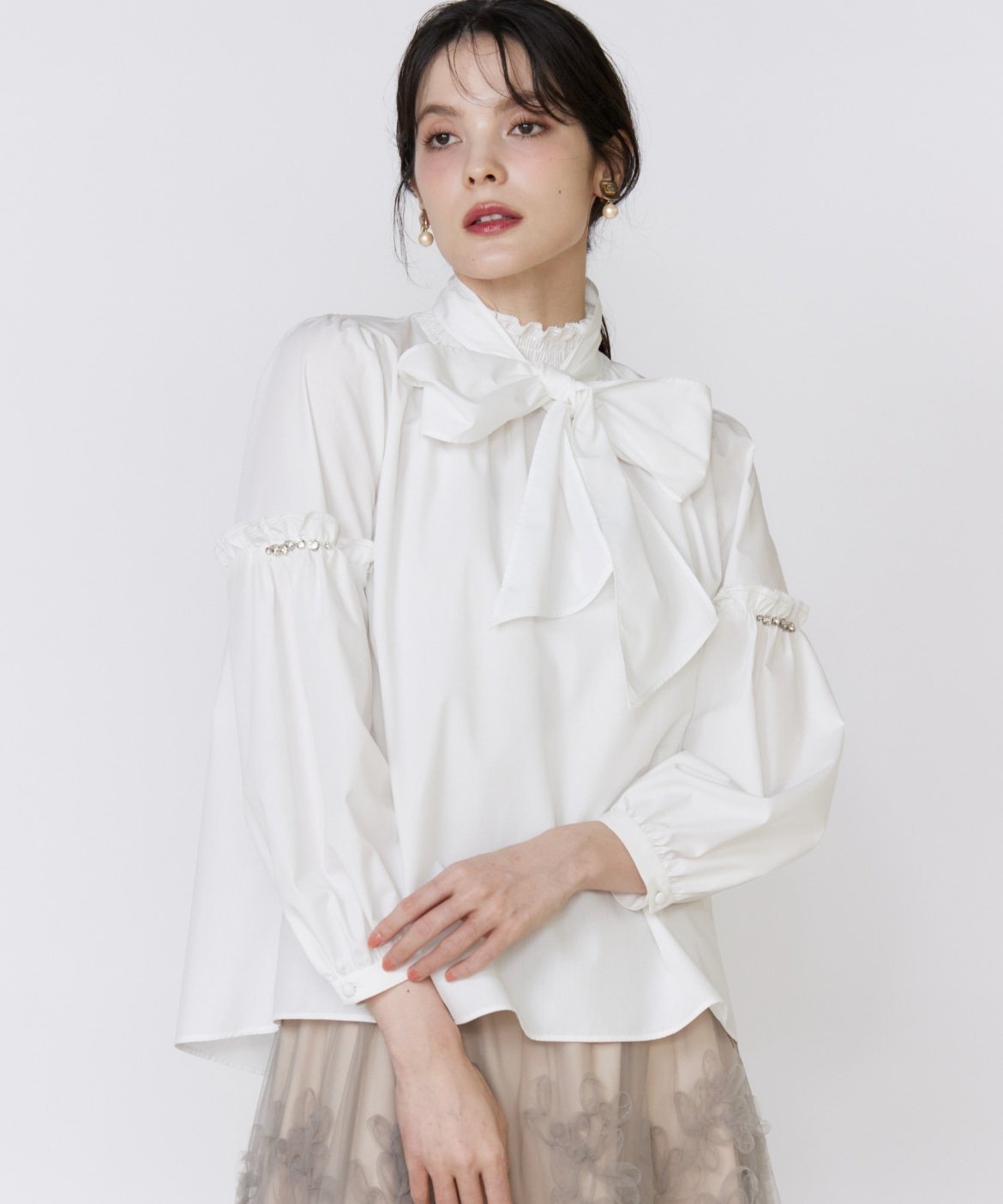 Maglie par ef-de 《プラスサイズ》袖ビジューボウタイブラウス マーリエ ル カセット トップス シャツ・ブラウス ホワイト ネイビー
