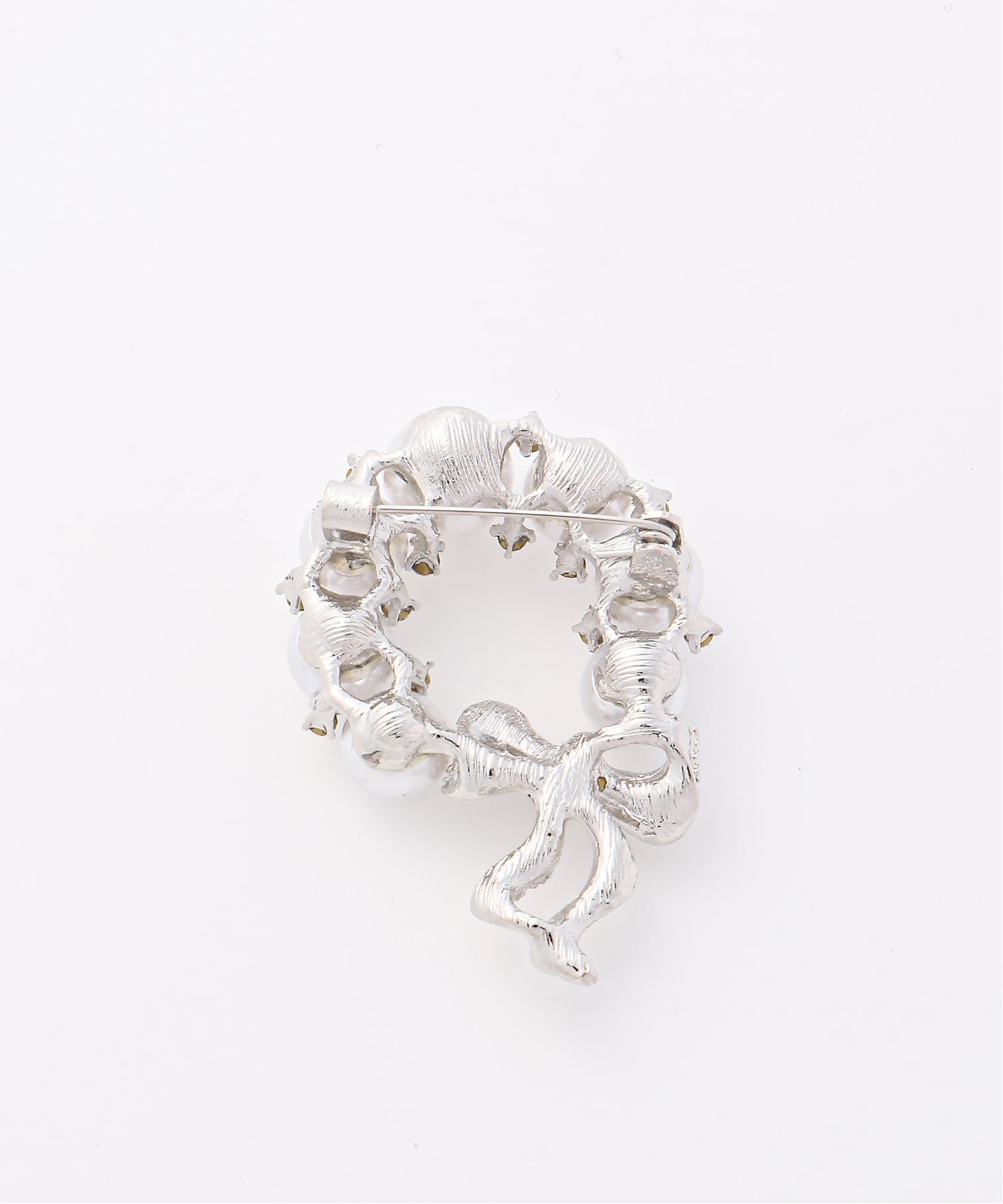 FReePLACe/(W)サークルパール リボン デザインブローチ ミニョントレフル ルームヨンマルサンセレクティッド アクセサリー・腕時計 ブローチ・コサージュ・バッジ シルバー ゴールド