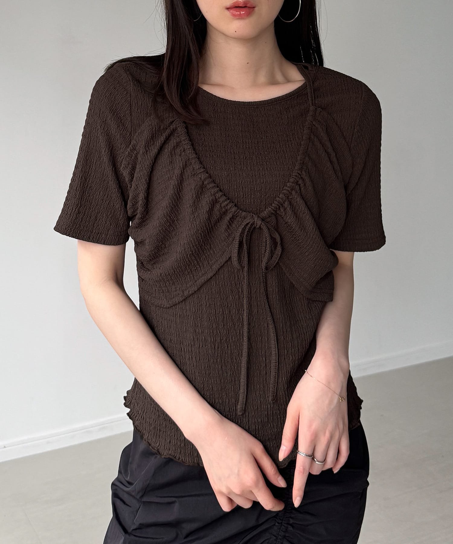 JUNOAH フロントリボンレイヤード半袖カットソー ジュノア トップス カットソー・Tシャツ ホワイト ブラウン ブラック