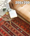 journal standard Furniture（ジャーナルスタンダードファニチャー）MONTECITO RUG 200x200 モンテシート ラグACMEFurnitureのロングセラー！『洗える』ラグマットMONTECITORUG/モンテシートラグです。こちらは200x200サイズです。1920年代頃のアンティークトライバルラグのデザインを元に製作。幾何学模様を複雑な色と織りで表現したこのラグは、深みのある赤色で、ペルシャラグのようなインパクトのあるデザインです。高級感があり、アメリカンヴィンテージテイストとも相性抜群です。経年変化も楽しめるラグマットで、使い込むとさらにその魅力が増していきます。手洗い可能ですので、お子様やペットのいらっしゃるご家庭にもおすすめです。《ゴブラン織り》ゴブラン織りが持つ最大の魅力はプリントでは表現できない立体感。ゴブラン織りは平織りの一種なので、毛足がないため遊び毛やほこりが出にくく、ごみも付着しにくいです。コロコロを転がすだけで簡単にほこりやごみがとれます。毛足が短いため、折りたたんで収納することが可能で模様替えした際にしまいやすさもあります。シリーズでサイズ違いのご用意がございます。45×70：2201397000347045×120：22013970000470120×160：22013970004170140×200：22013970003670200×200：22013970004370200×250：21013970001370あわせてご検討ください。【素材】アクリル60%、ポリエステル35%、コットン4%、レーヨン1%【サイズ】200×200(cm)【原産国】中国【滑り止め】無し【床暖房ホットカーペット】〇【手洗い】〇【注意事項】・部分的な汚れは市販のカーペットクリーナーをお使いください。・洗濯機でお手入れされる際は、洗濯機の容量をご確認ください。・サイズに多少の誤差が生じる場合がございます・画像の商品はサンプルです。実際の商品と仕様、加工が若干異なる場合があります。・サイズ表記はあくまで目安となります。・ご使用中にホコリのような糸屑が出てまいります。こちらのラグはモール糸（シェニール）と呼ばれる糸に糸を巻き付けた糸を使用しており、過度の摩擦を与えると巻き付いた糸がほどけていきます。・掃除機のご使用について　＊ヘッドのブラシが高速回転する掃除機や吸引力の高いロボット掃除機など粘着テープは毛抜けや毛羽立ちの原因になりますので、ご使用はお控えください。　＊回転ブラシ付きの掃除機をかける場合は、ブラシの回転を止めるか、布団用のヘッドなどの回転ブラシのないタイプに付け替えてかけていただくことをおすすめいたします。　＊取り替え用のヘッドがない場合は、吸引のパワーを「弱」か「中」のモードで、押し付けずにかけてください。jsfacmematjsfacmerug200200型番：22013970004370-999-999 GV7863【採寸】サイズ幅高さフリー200200商品のサイズについて【商品詳細】中国素材：本体:アクリル60%、ポリエステル35%、綿4%、レーヨン1%サイズ：フリー本体:洗濯機洗い可能※画面上と実物では多少色具合が異なって見える場合もございます。ご了承ください。商品のカラーについて 【予約商品について】 ※「先行予約販売中」「予約販売中」をご注文の際は予約商品についてをご確認ください。■重要なお知らせ※ 当店では、ギフト配送サービス及びラッピングサービスを行っておりません。ご注文者様とお届け先が違う場合でも、タグ（値札）付「納品書 兼 返品連絡票」同梱の状態でお送り致しますのでご了承ください。 ラッピング・ギフト配送について※ 2点以上ご購入の場合、全ての商品が揃い次第一括でのお届けとなります。お届け予定日の異なる商品をお買い上げの場合はご注意下さい。お急ぎの商品がございましたら分けてご購入いただきますようお願い致します。発送について ※ 買い物カートに入れるだけでは在庫確保されませんのでお早めに購入手続きをしてください。当店では在庫を複数サイトで共有しているため、同時にご注文があった場合、売切れとなってしまう事がございます。お手数ですが、ご注文後に当店からお送りする「ご注文内容の確認メール」をご確認ください。ご注文の確定について ※ Rakuten Fashionの商品ページに記載しているメーカー希望小売価格は、楽天市場「商品価格ナビ」に登録されている価格に準じています。 商品の価格についてjournal standard Furniturejournal standard Furnitureのカーペット・ラグ・マットインテリア・生活雑貨ご注文・お届けについて発送ガイドラッピンググッズ3,980円以上送料無料ご利用ガイド