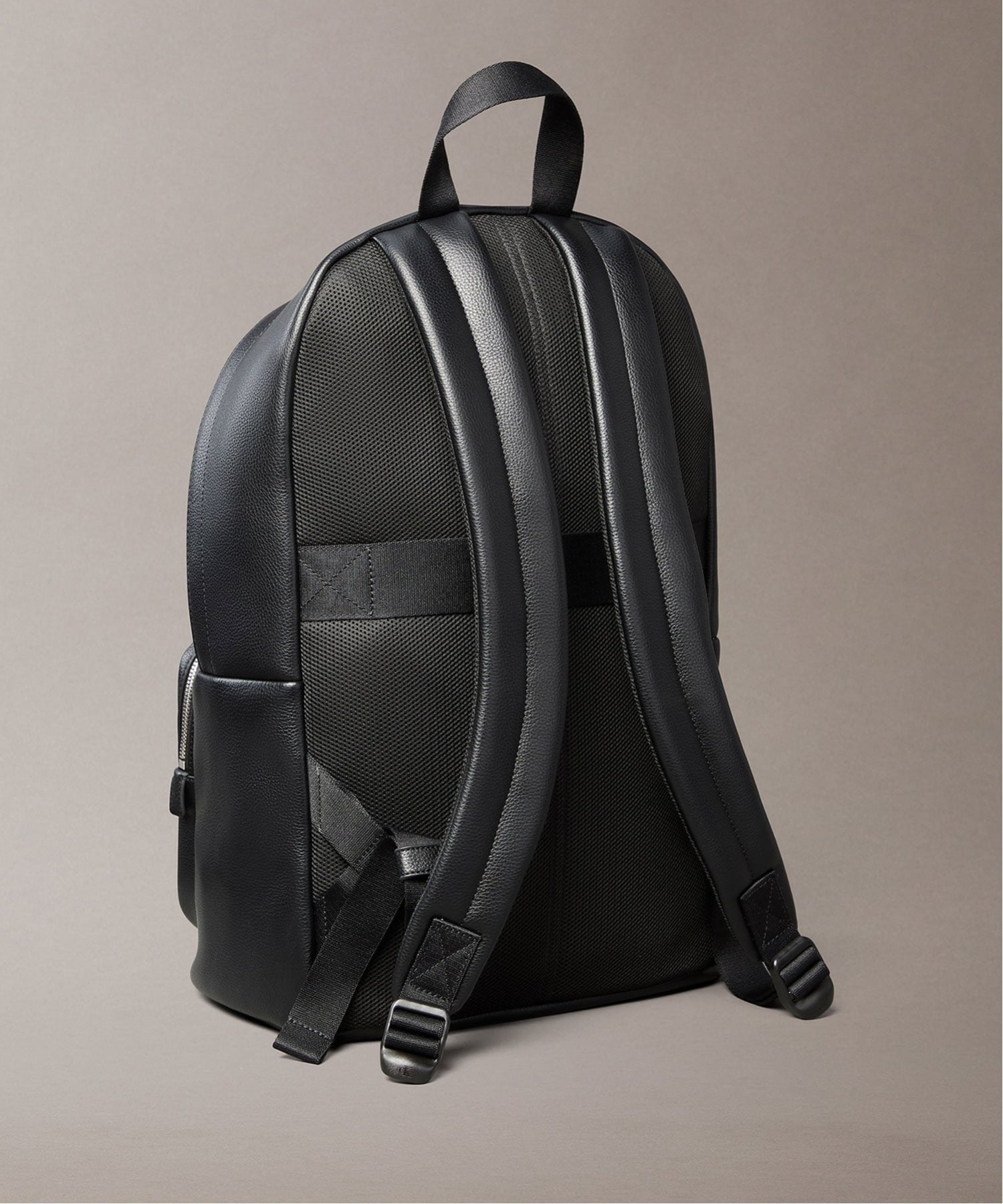 Calvin Klein (M)【公式ショップ】 カルバンクライン ラウンド バックパック カルバン・クライン バッグ リュック・バックパック ブラック【送料無料】