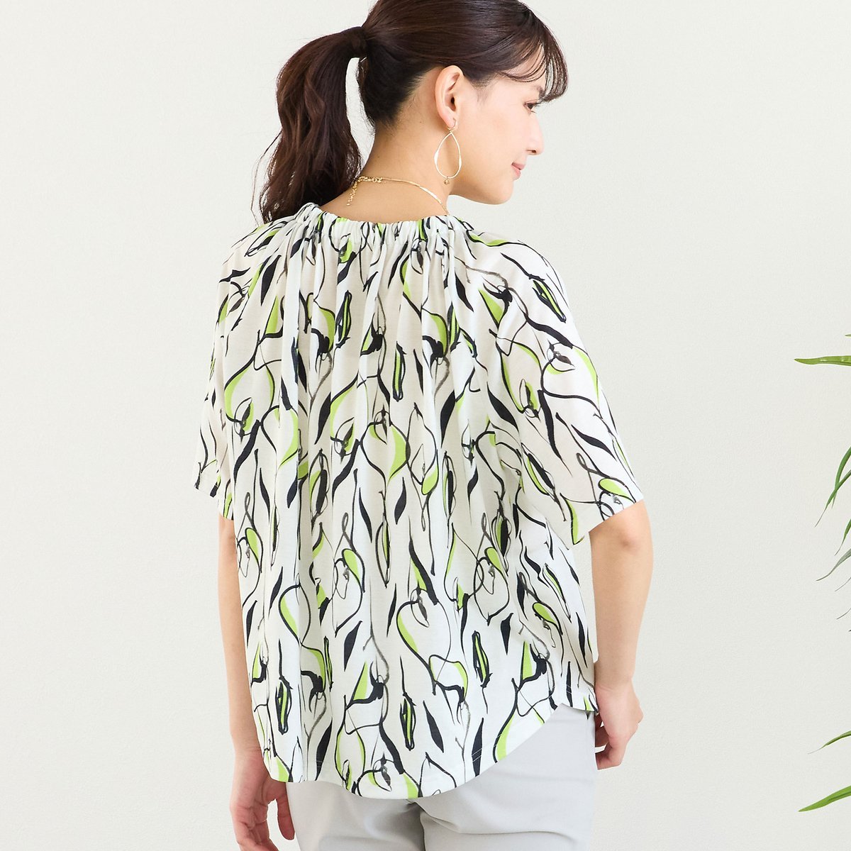 LOBJIE 【洗える・日本製】Callaプリントトップス ロブジェ トップス カットソー・Tシャツ グレー ホワイト