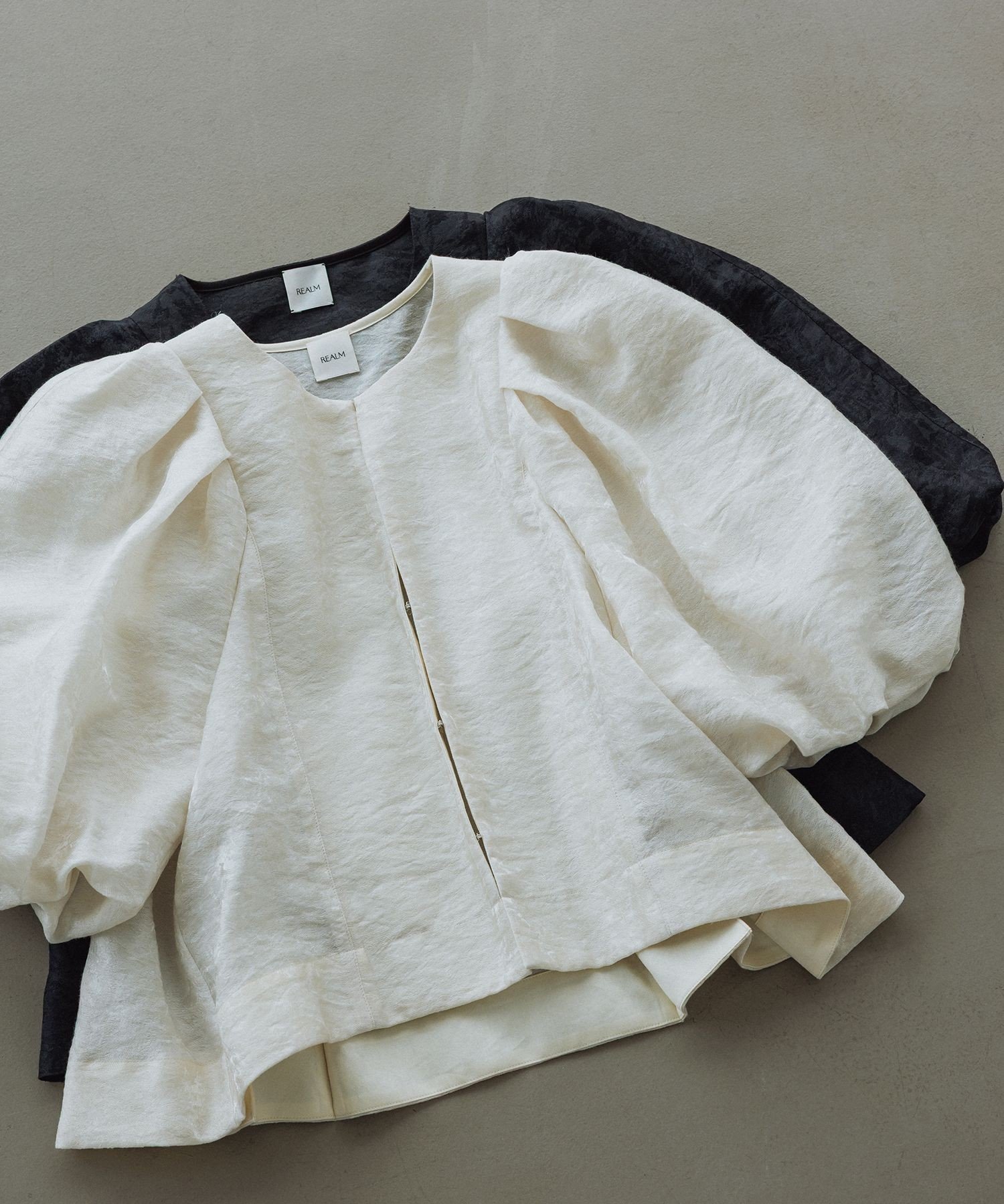 REALM 【一部店舗限定】【REALM(レルム)】PUFF SLEEVE BLOUSE｜袖ボリュームブラウス ロペ トップス シャツ・ブラウス ブラック ホワイト