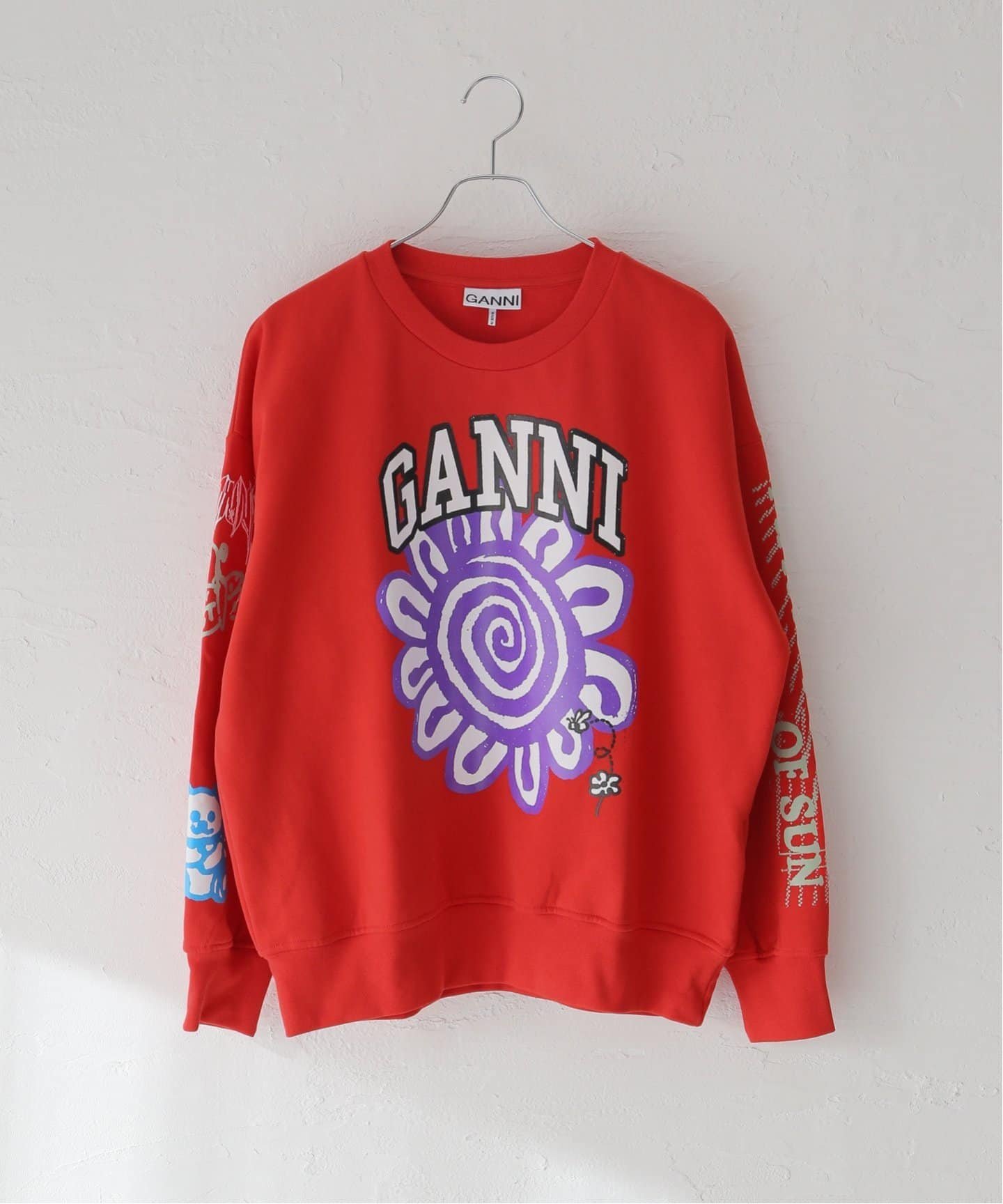 Oriens JOURNAL STANDARD（オリエンス ジャーナルスタンダード）【GANNI / ガニー】Isoli Mega Flower Oversized Sweats:裏起毛スウェット【2024SS】OriensJOURNALSTANDARD【GANNI/ガニー】コペンハーゲンを拠点とし、クリエイティブディレクターのDitteReffstrup(ディッテ・レフストラップ）とファウンダー・CEOのNicolajReffstrup(ニコラ・レフストラップ）の夫婦により2009年に始動。GANNIの提唱する新たな北欧スタイル「SCANDI2.0」とともに、近年飛躍的な成長を遂げています。GANNIの服により自信を持ち、いかなるルールにも縛られない独立した人々のコミュニティーの構築を目指すとともに、地球環境への負荷の最小化、社会貢献をブランドの義務と捉え、日努力を続けています。※取り扱いについては、商品についている取扱表示にてご確認下さい。※照明の関係により、実際よりも色味が違って見える場合があります。またパソコン・スマートフォンなどの環境により、若干製品と画像のカラーが異なる場合もございます。※商品の色味は、商品アップ画像をご参照ください。※メーカー型番：T3777※カラーについて弊社販売カラー名：メーカーカラー名レッド(060)：HIGHRISKRE※サイズについて弊社販売サイズ名：メーカーサイズ名S(802)：Sモデルサイズ:身長:160cm着用サイズ:S型番：24070422000310-060-802 KW0864【採寸】サイズ肩幅身幅着丈袖丈S616464.553商品のサイズについて【商品詳細】ポルトガル素材：本体:綿100%サイズ：S本体:洗濯機洗い（弱）※画面上と実物では多少色具合が異なって見える場合もございます。ご了承ください。商品のカラーについて 【予約商品について】 ※「先行予約販売中」「予約販売中」をご注文の際は予約商品についてをご確認ください。Oriens JOURNAL STANDARD（オリエンス ジャーナルスタンダード）【GANNI / ガニー】Isoli Mega Flower Oversized Sweats:裏起毛スウェット【2024SS】OriensJOURNALSTANDARD【GANNI/ガニー】コペンハーゲンを拠点とし、クリエイティブディレクターのDitteReffstrup(ディッテ・レフストラップ）とファウンダー・CEOのNicolajReffstrup(ニコラ・レフストラップ）の夫婦により2009年に始動。GANNIの提唱する新たな北欧スタイル「SCANDI2.0」とともに、近年飛躍的な成長を遂げています。GANNIの服により自信を持ち、いかなるルールにも縛られない独立した人々のコミュニティーの構築を目指すとともに、地球環境への負荷の最小化、社会貢献をブランドの義務と捉え、日努力を続けています。※取り扱いについては、商品についている取扱表示にてご確認下さい。※照明の関係により、実際よりも色味が違って見える場合があります。またパソコン・スマートフォンなどの環境により、若干製品と画像のカラーが異なる場合もございます。※商品の色味は、商品アップ画像をご参照ください。※メーカー型番：T3777※カラーについて弊社販売カラー名：メーカーカラー名レッド(060)：HIGHRISKRE※サイズについて弊社販売サイズ名：メーカーサイズ名S(802)：Sモデルサイズ:身長:160cm着用サイズ:S型番：24070422000310-060-802 KW0864【採寸】サイズ肩幅身幅着丈袖丈S616464.553商品のサイズについて【商品詳細】ポルトガル素材：本体:綿100%サイズ：S本体:洗濯機洗い（弱）※画面上と実物では多少色具合が異なって見える場合もございます。ご了承ください。商品のカラーについて 【予約商品について】 ※「先行予約販売中」「予約販売中」をご注文の際は予約商品についてをご確認ください。■重要なお知らせ※ 当店では、ギフト配送サービス及びラッピングサービスを行っておりません。ご注文者様とお届け先が違う場合でも、タグ（値札）付「納品書 兼 返品連絡票」同梱の状態でお送り致しますのでご了承ください。 ラッピング・ギフト配送について※ 2点以上ご購入の場合、全ての商品が揃い次第一括でのお届けとなります。お届け予定日の異なる商品をお買い上げの場合はご注意下さい。お急ぎの商品がございましたら分けてご購入いただきますようお願い致します。発送について ※ 買い物カートに入れるだけでは在庫確保されませんのでお早めに購入手続きをしてください。当店では在庫を複数サイトで共有しているため、同時にご注文があった場合、売切れとなってしまう事がございます。お手数ですが、ご注文後に当店からお送りする「ご注文内容の確認メール」をご確認ください。ご注文の確定について ※ Rakuten Fashionの商品ページに記載しているメーカー希望小売価格は、楽天市場「商品価格ナビ」に登録されている価格に準じています。 商品の価格についてOriens JOURNAL STANDARDOriens JOURNAL STANDARDのスウェット・トレーナートップスご注文・お届けについて発送ガイドラッピンググッズ3,980円以上送料無料ご利用ガイド