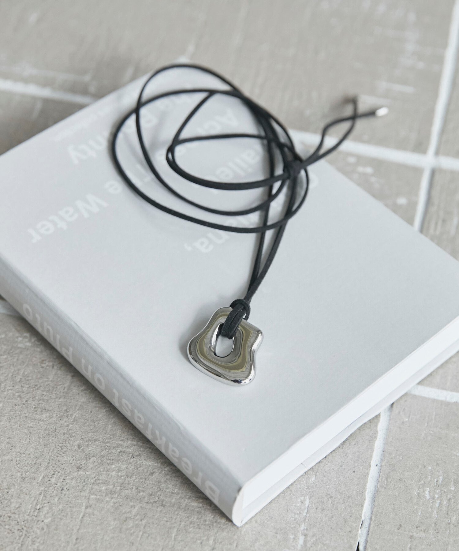 DOUX ARCHIVES メタルトップコードネックレス ドゥアルシーヴ アクセサリー・腕時計 その他のアクセサリー・腕時計 シルバーのサムネイル