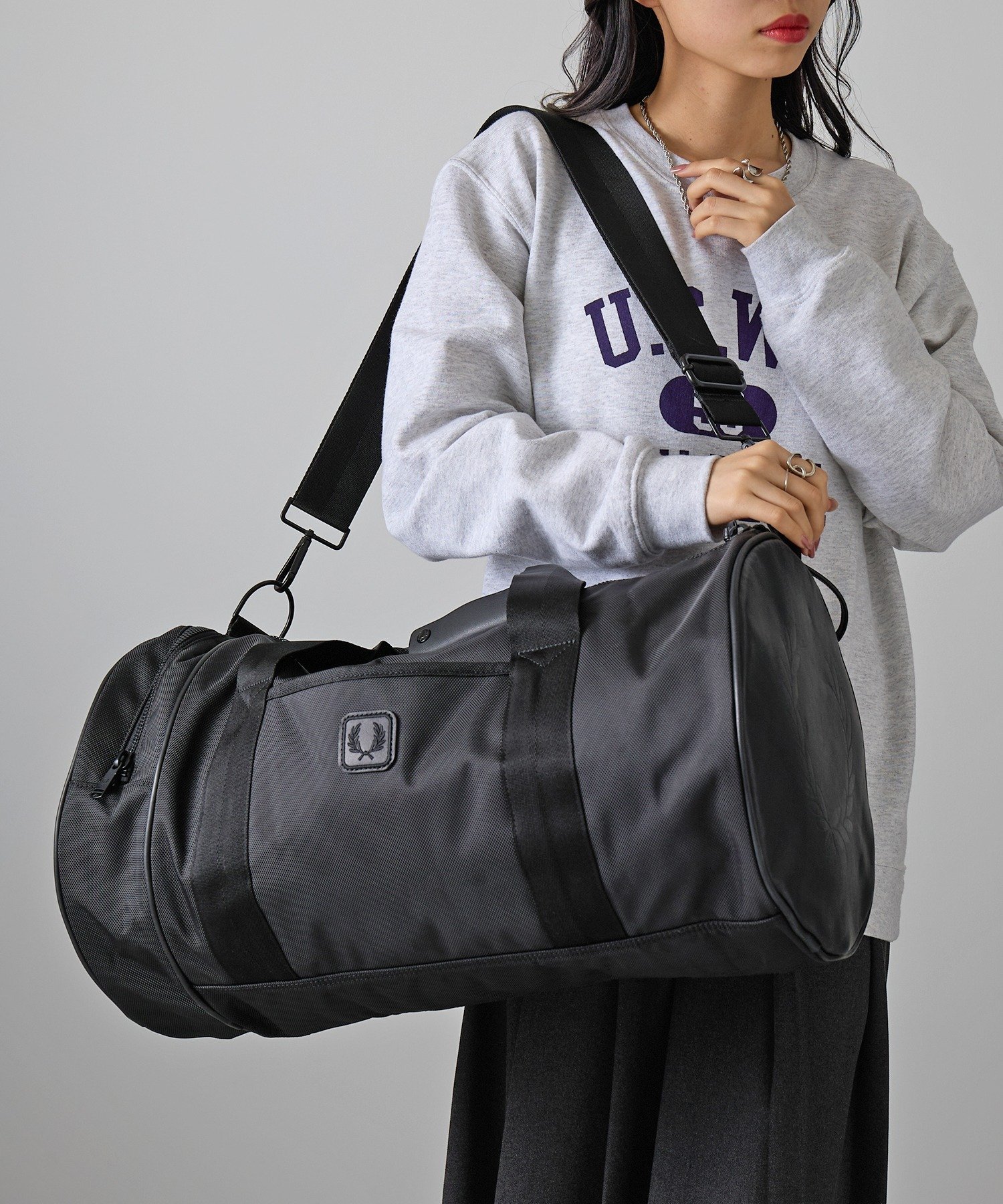 FRED PERRY/BLACK CANVAS LARGE BARREL BAG/フレッドペリー バッグ カセットチャート バッグ ボストンバッグ ブラック