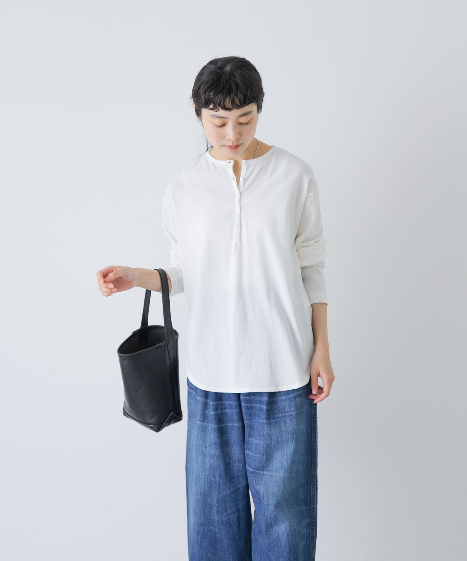 かぐれ ヘンリーネックコットンカットソー カグレ トップス カットソー・Tシャツ ホワイト ブラック