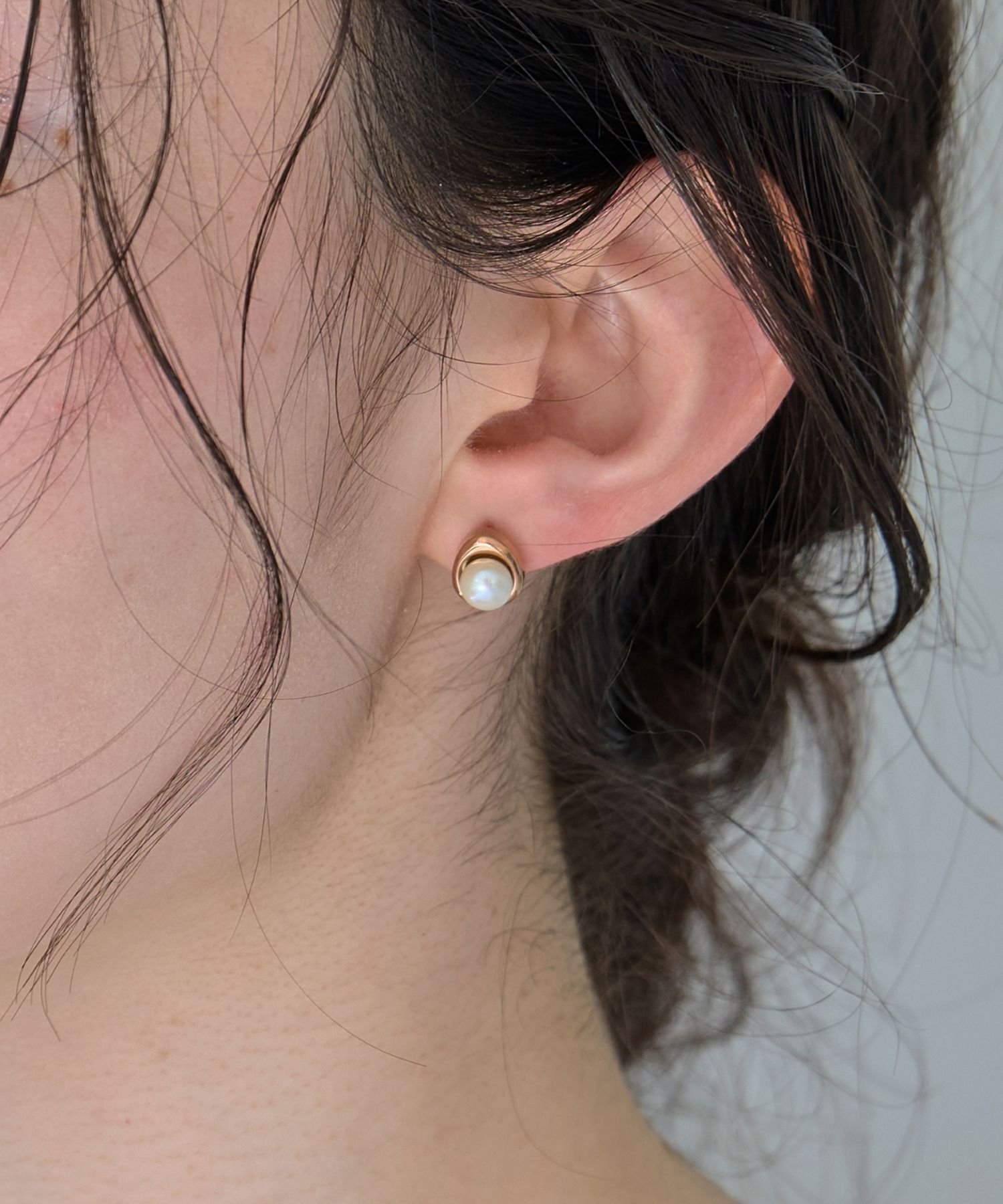Phoebe 【金属アレルギー対応】ニュアンスメタルドロップパールピアス/シャンパンゴールド ジュエルアディクト アクセサリー・腕時計 ピアス ゴールド