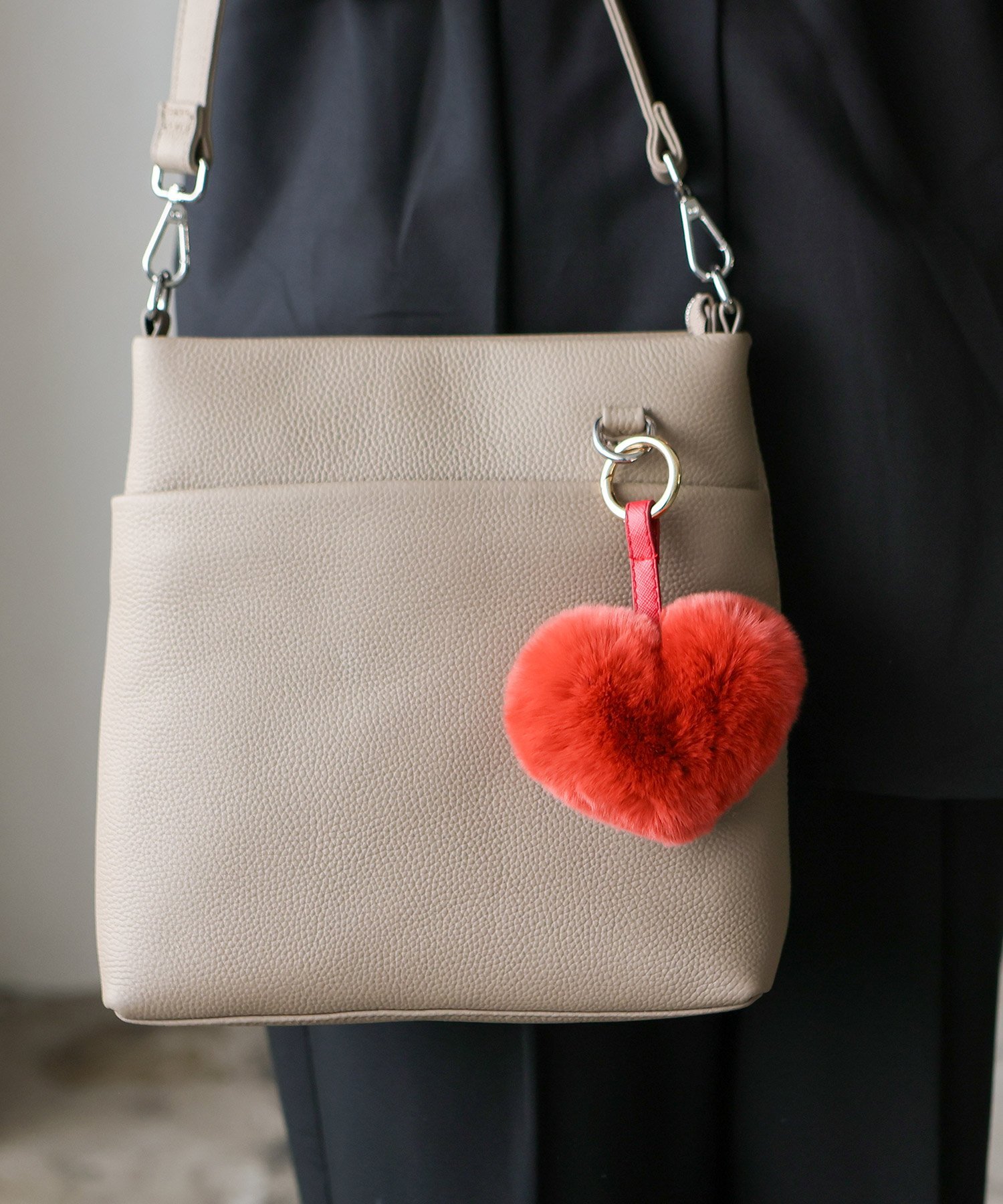 【SALE／40%OFF】aroco フェイクファーハートバッグチャーム ヴィータフェリーチェ ファッション雑貨 チャーム・キーチェーン グレー パープル グリーン ホワイト ベージュ レッド